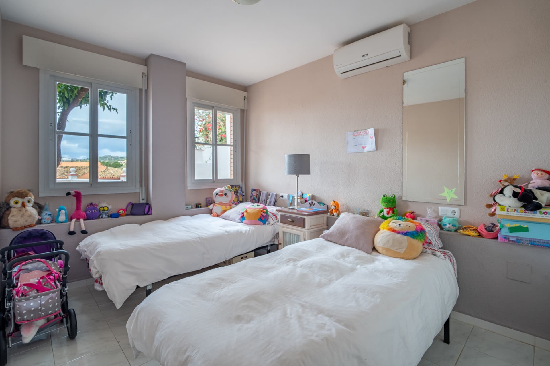 Villa with Panoramic Views in El Candado This property is located at the end of a quiet street without exit at the top of El Candado. Its location guarantees total privacy and offers one of the most clear views of the area, aba