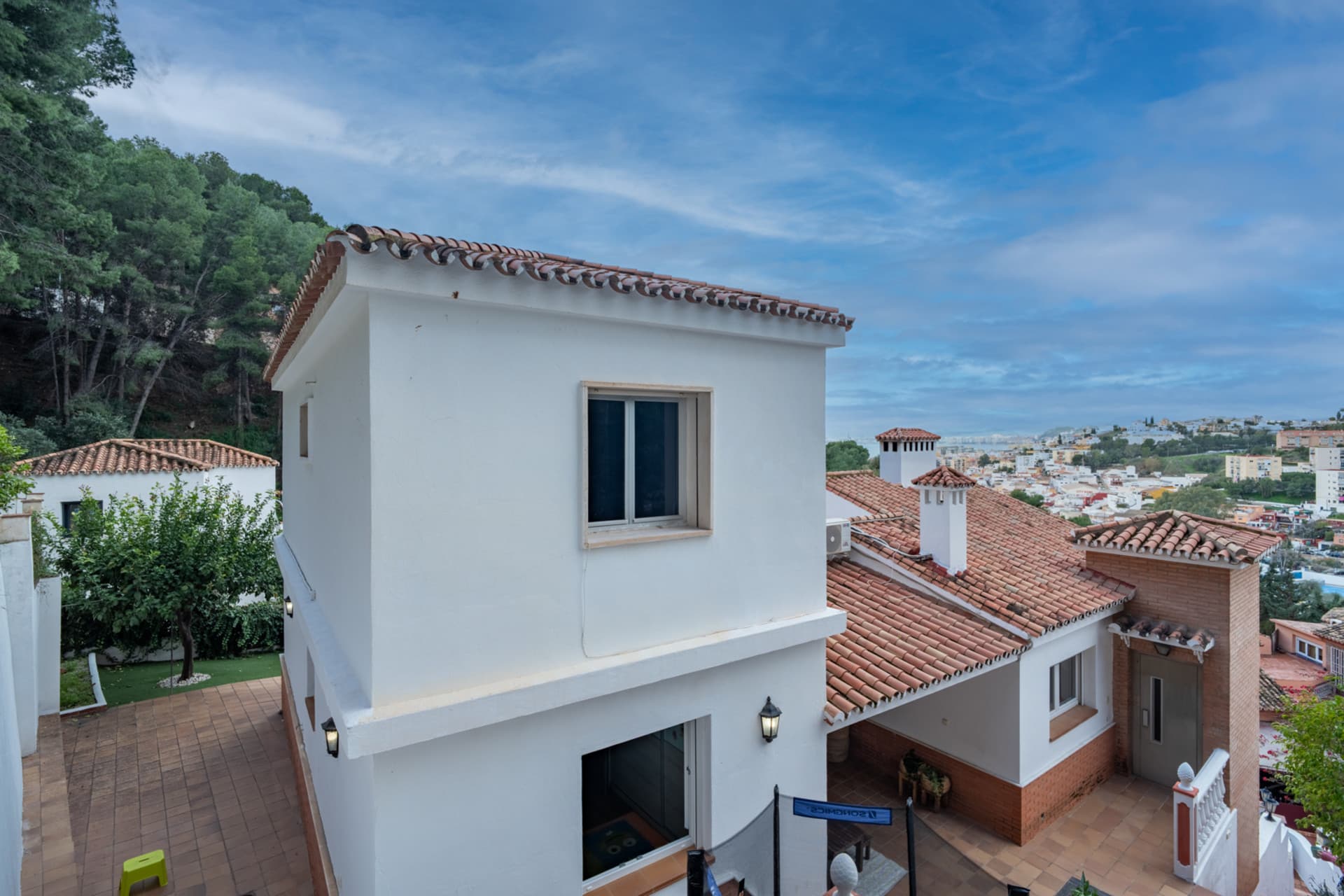 Villa with Panoramic Views in El Candado This property is located at the end of a quiet street without exit at the top of El Candado. Its location guarantees total privacy and offers one of the most clear views of the area, aba