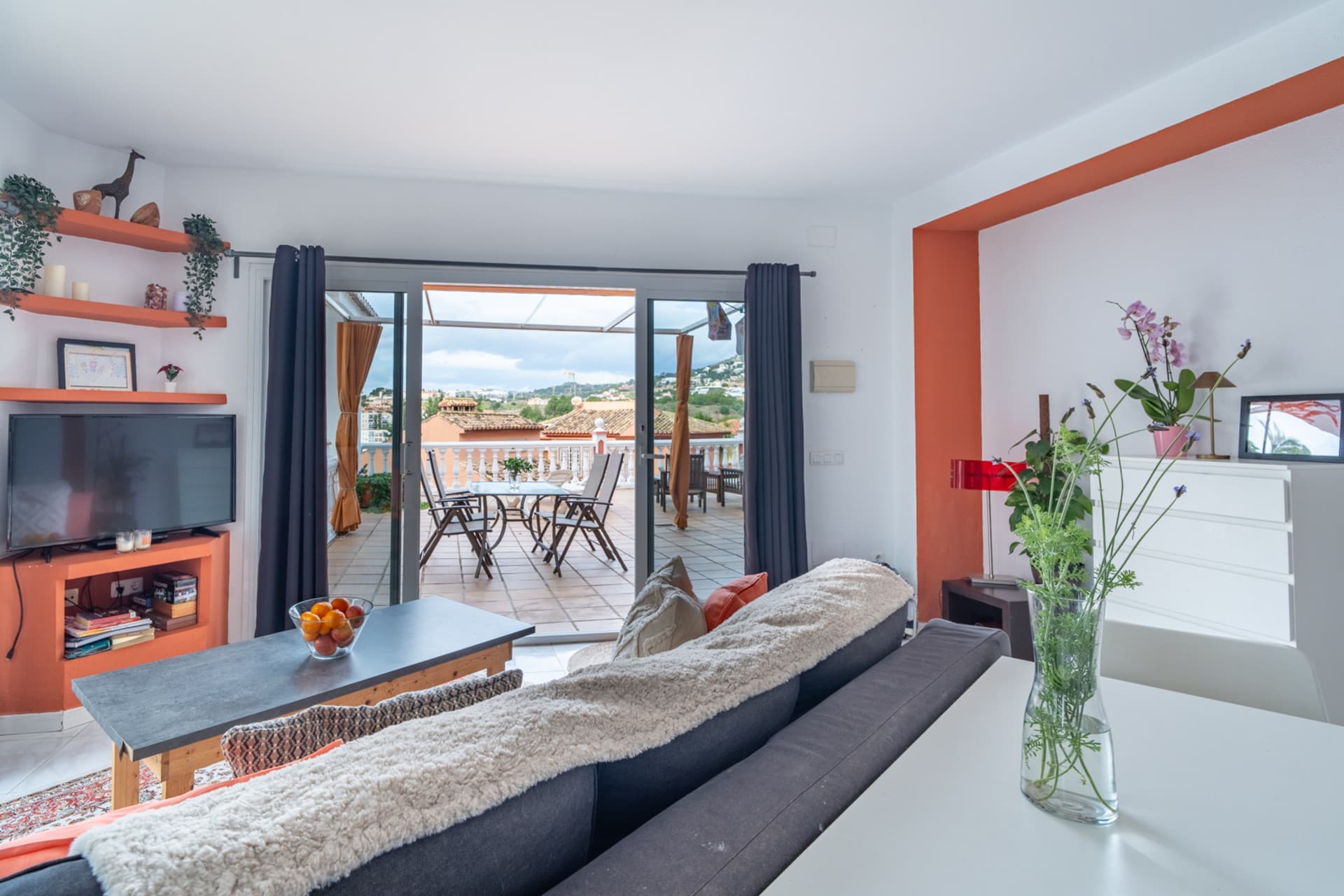 Villa with Panoramic Views in El Candado This property is located at the end of a quiet street without exit at the top of El Candado. Its location guarantees total privacy and offers one of the most clear views of the area, aba