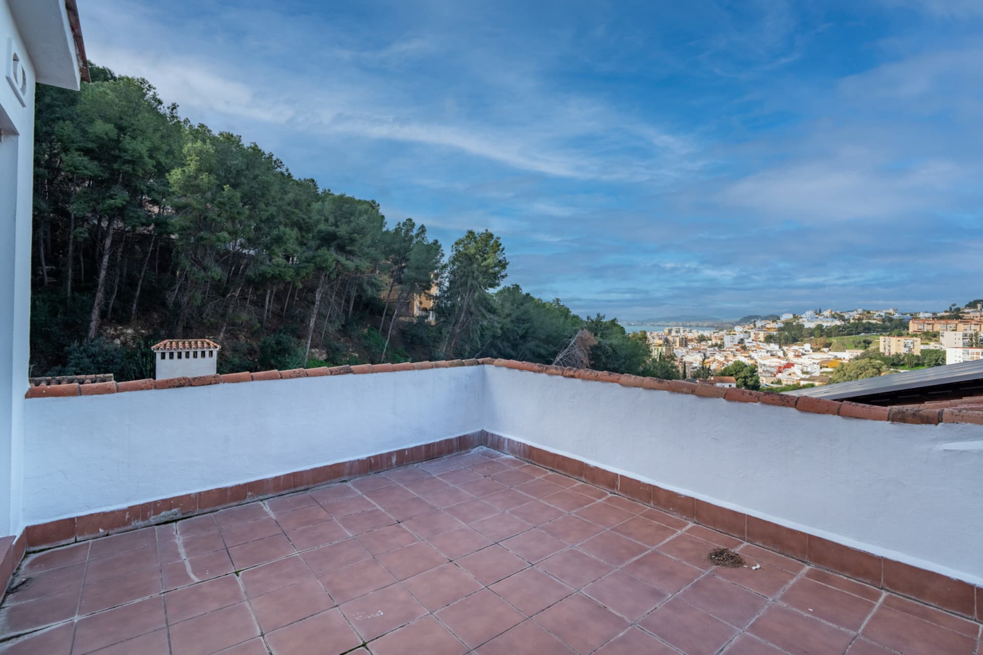 Villa with Panoramic Views in El Candado This property is located at the end of a quiet street without exit at the top of El Candado. Its location guarantees total privacy and offers one of the most clear views of the area, aba