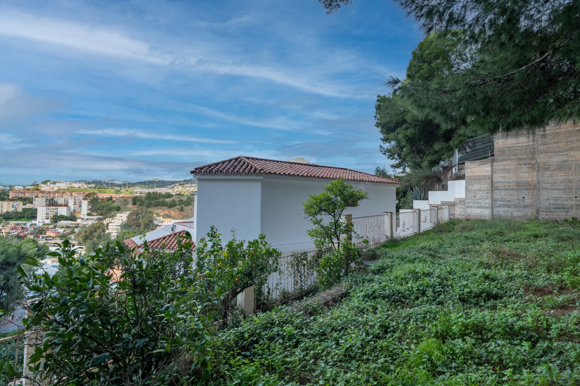 Villa with Panoramic Views in El Candado This property is located at the end of a quiet street without exit at the top of El Candado. Its location guarantees total privacy and offers one of the most clear views of the area, aba