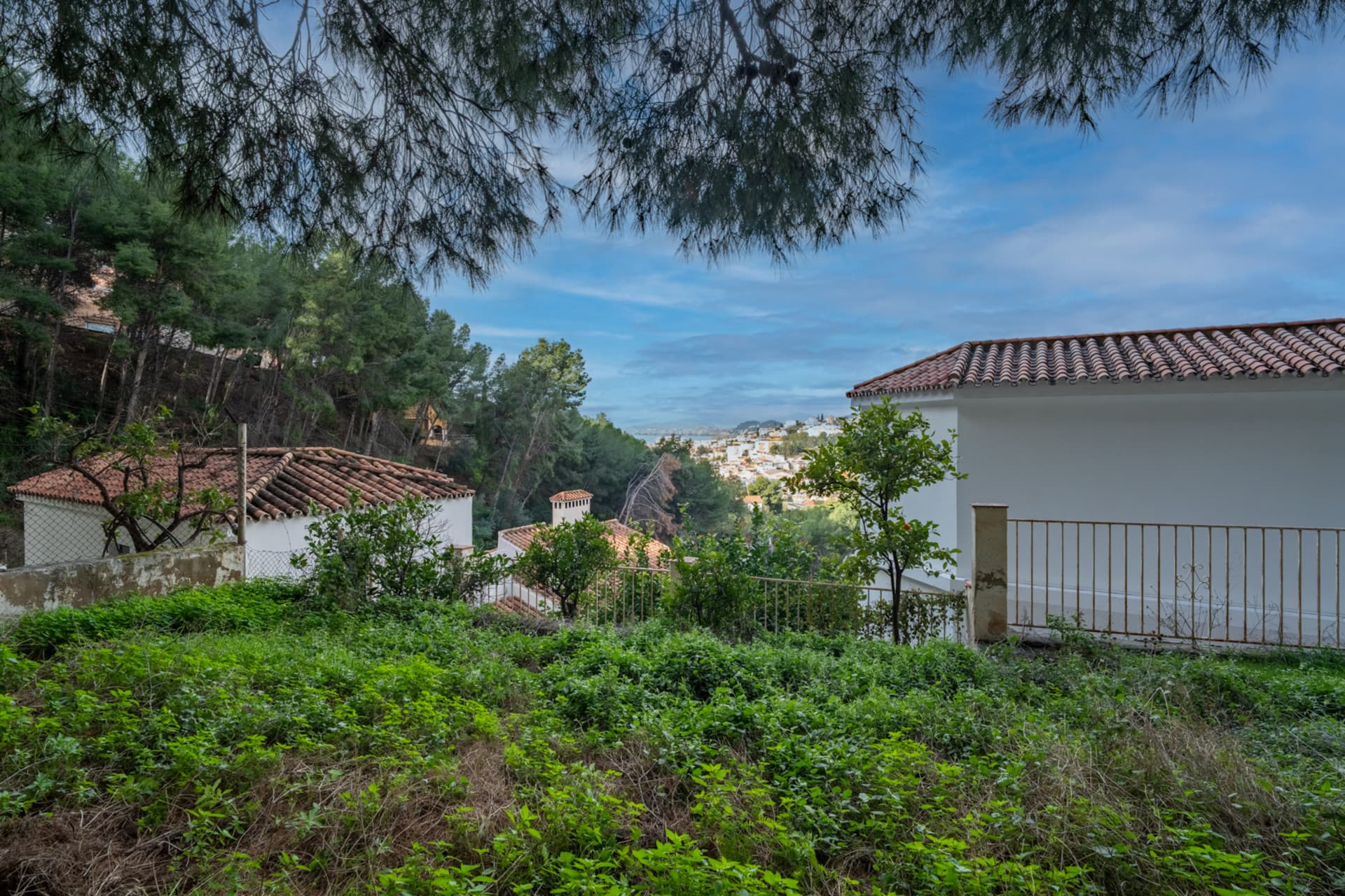 Villa with Panoramic Views in El Candado This property is located at the end of a quiet street without exit at the top of El Candado. Its location guarantees total privacy and offers one of the most clear views of the area, aba