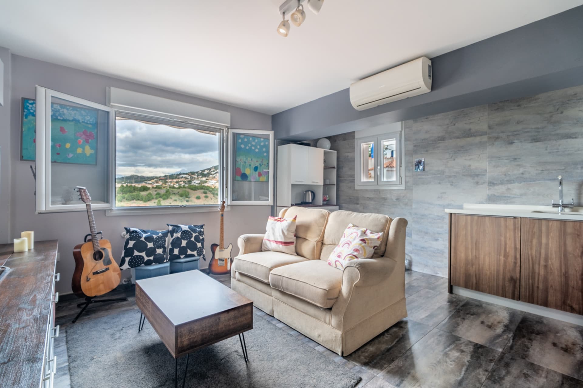 Villa with Panoramic Views in El Candado This property is located at the end of a quiet street without exit at the top of El Candado. Its location guarantees total privacy and offers one of the most clear views of the area, aba