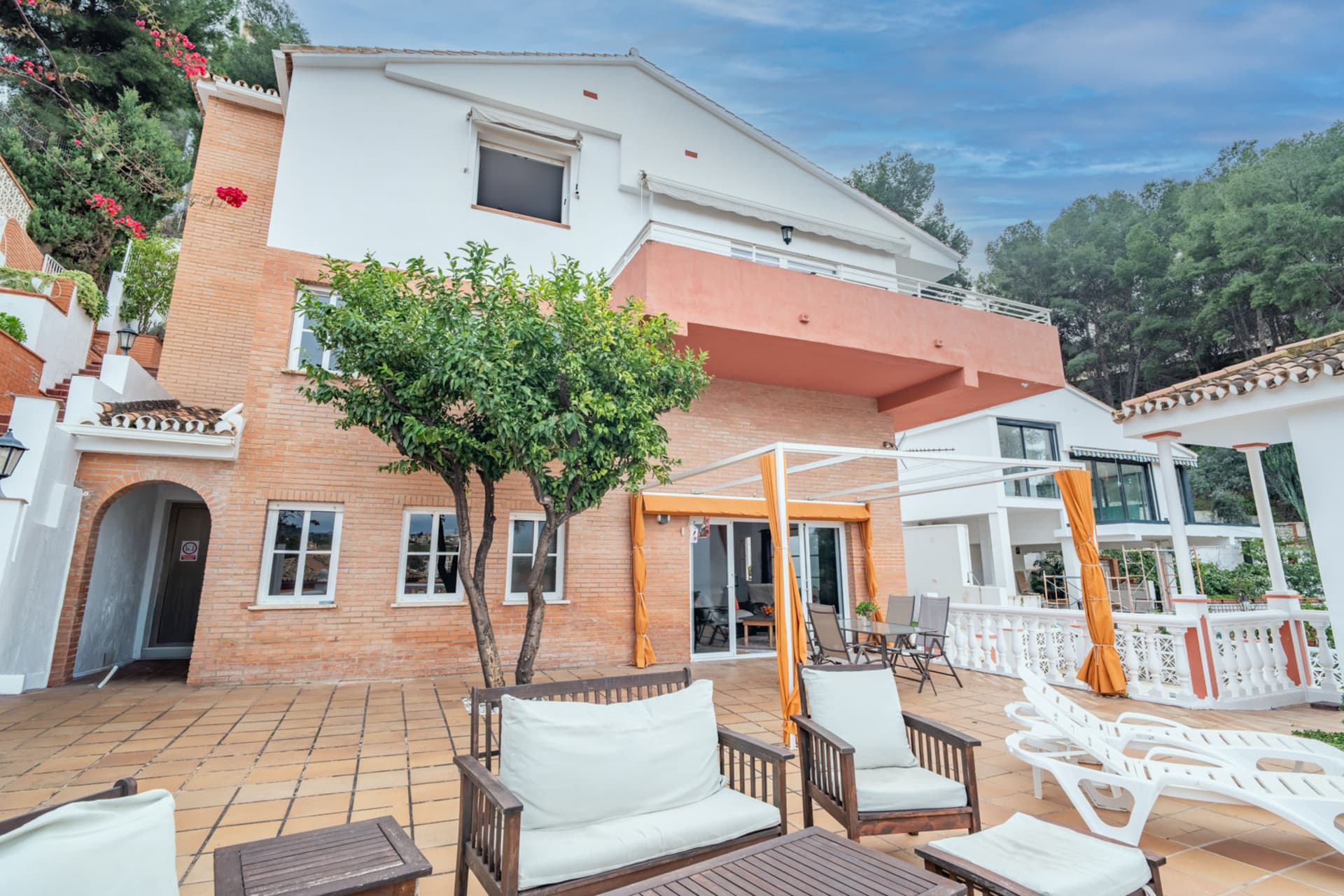 Villa with Panoramic Views in El Candado This property is located at the end of a quiet street without exit at the top of El Candado. Its location guarantees total privacy and offers one of the most clear views of the area, aba