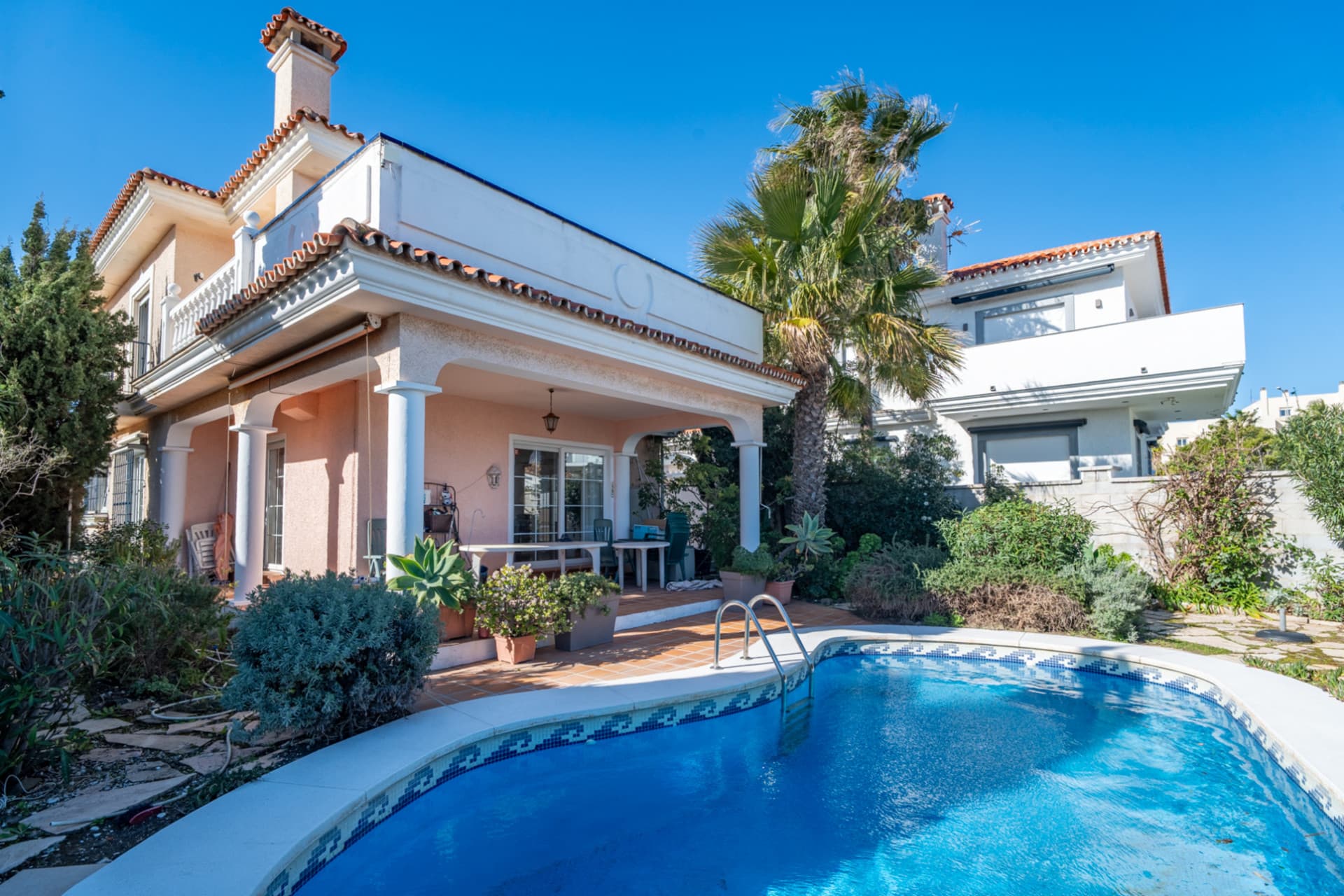 Discover this exclusive villa located in one of the most prestigious residential areas of Fuengirola, located on an elevated plot that offers spectacular panoramic sea views, Sohail Castle and the surrounding mountains. Your privileged