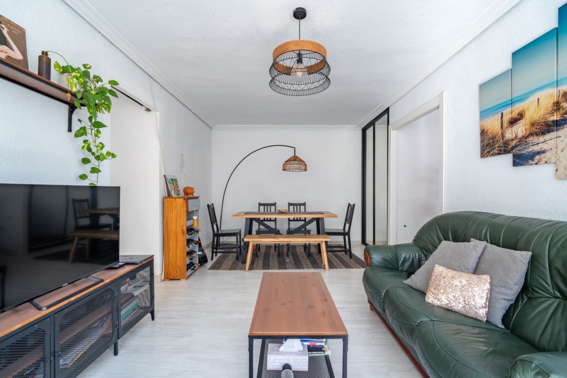 Opportunity in one of the most popular areas in Malaga! Fantastic house located in the area of Huelin, one of the most popular areas for its proximity to the sea and its excellent quality of life.