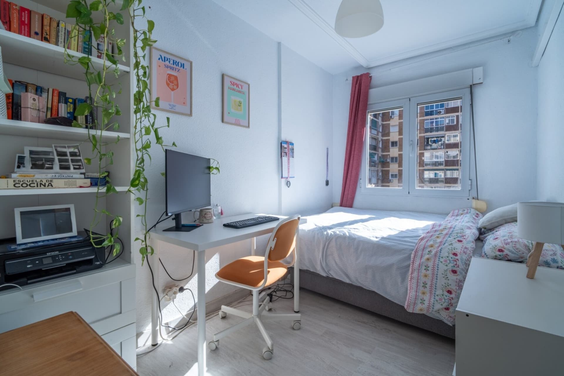 Opportunity in one of the most popular areas in Malaga! Fantastic house located in the area of Huelin, one of the most popular areas for its proximity to the sea and its excellent quality of life.