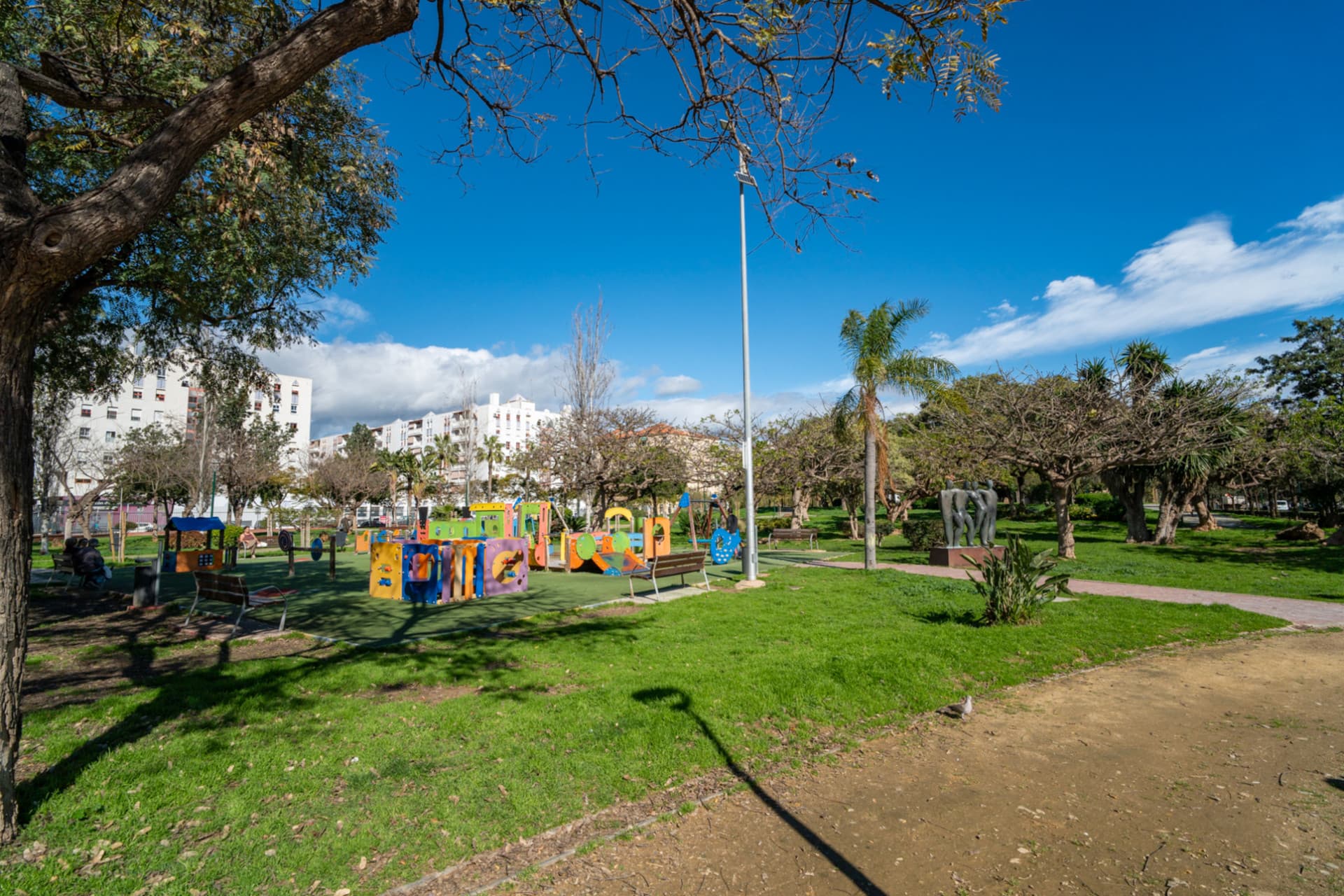 Opportunity in one of the most popular areas in Malaga! Fantastic house located in the area of Huelin, one of the most popular areas for its proximity to the sea and its excellent quality of life.