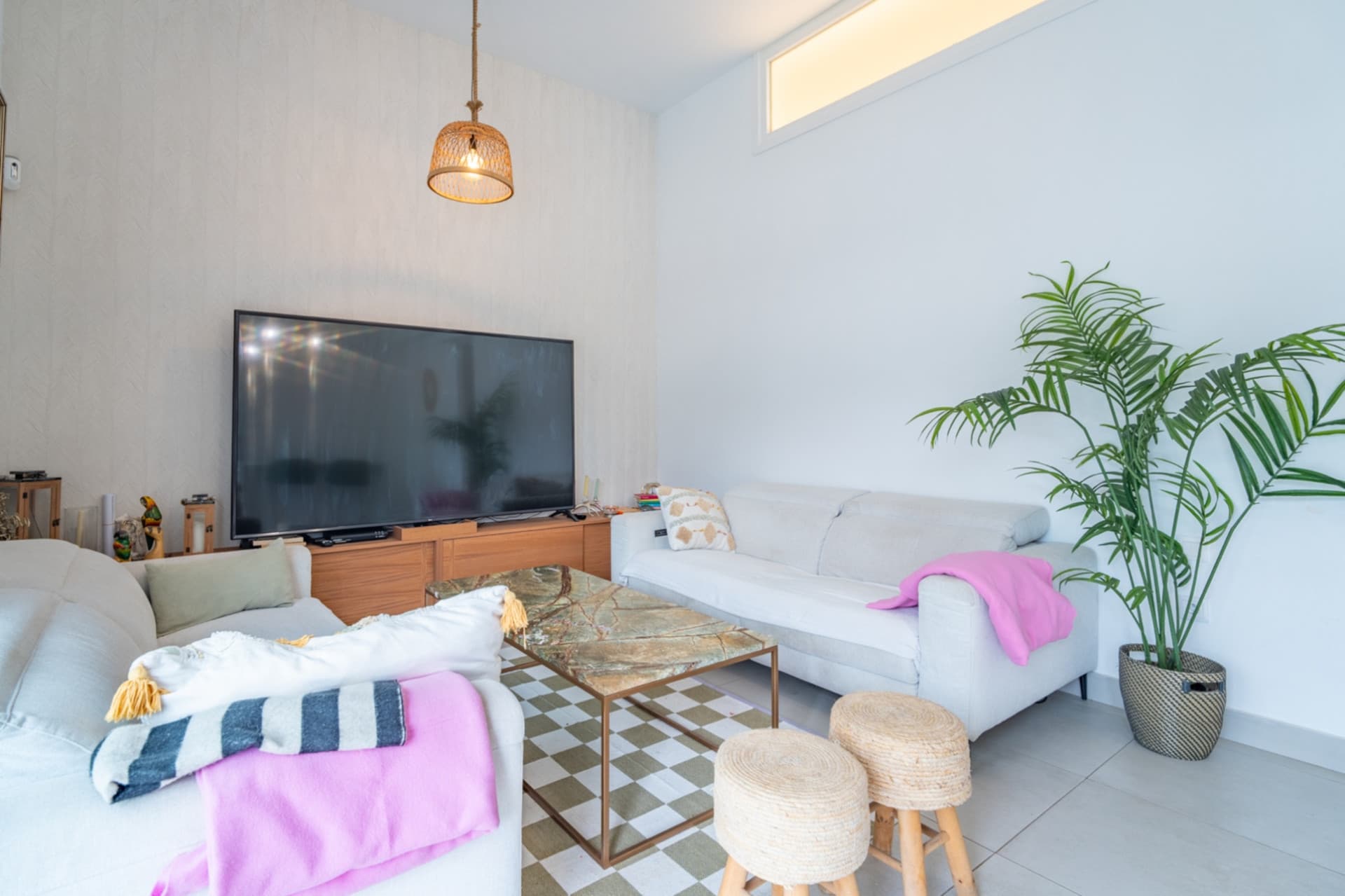 This elegant contemporary villa, located in a quiet residential area of Málaga Este, stands on a plot of 370 m2 and stands out for its luminous, functional and sophisticated design. The property is distributed on two floors plus a large basement, ofr