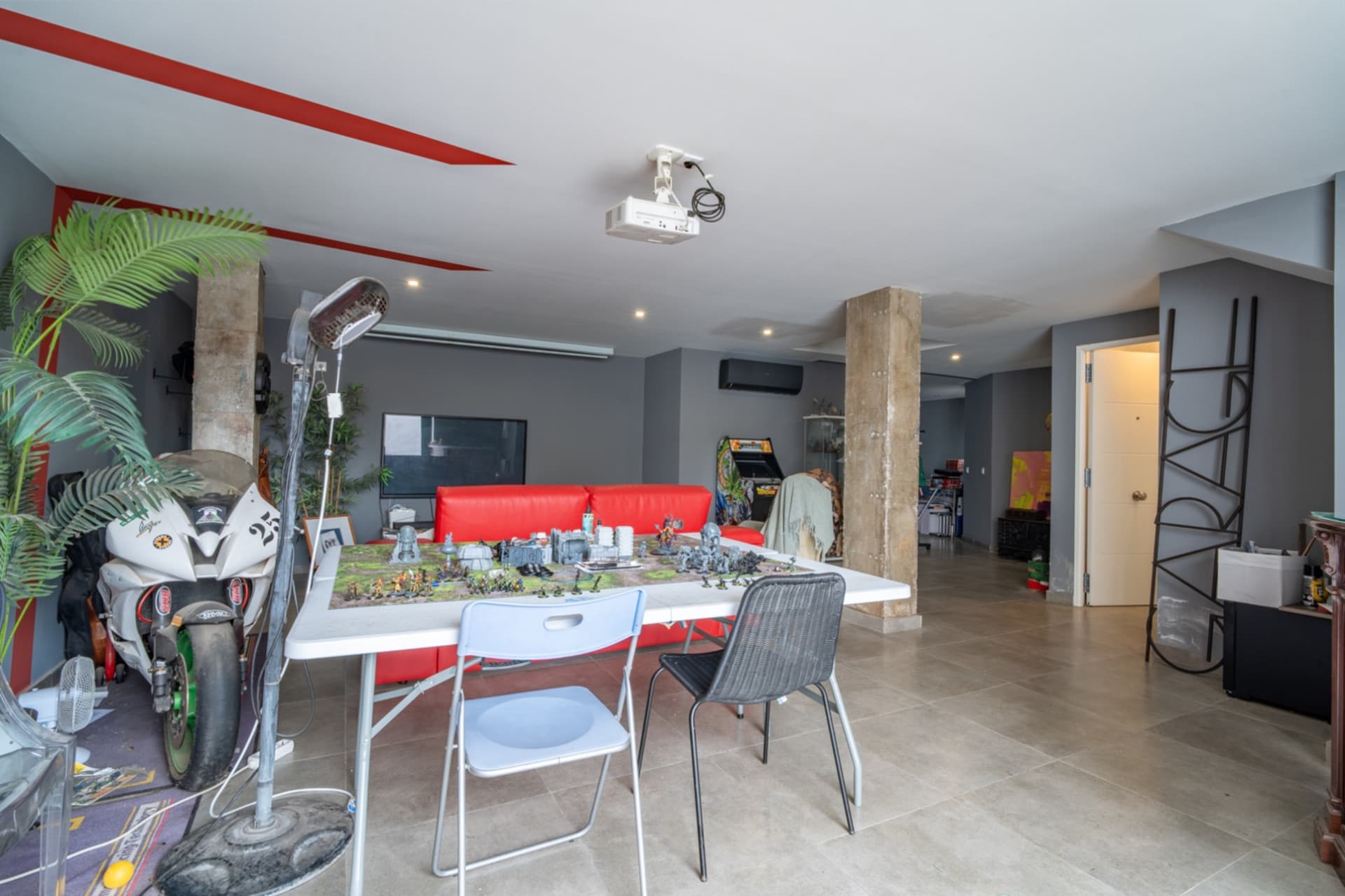 This elegant contemporary villa, located in a quiet residential area of Málaga Este, stands on a plot of 370 m2 and stands out for its luminous, functional and sophisticated design. The property is distributed on two floors plus a large basement, ofr