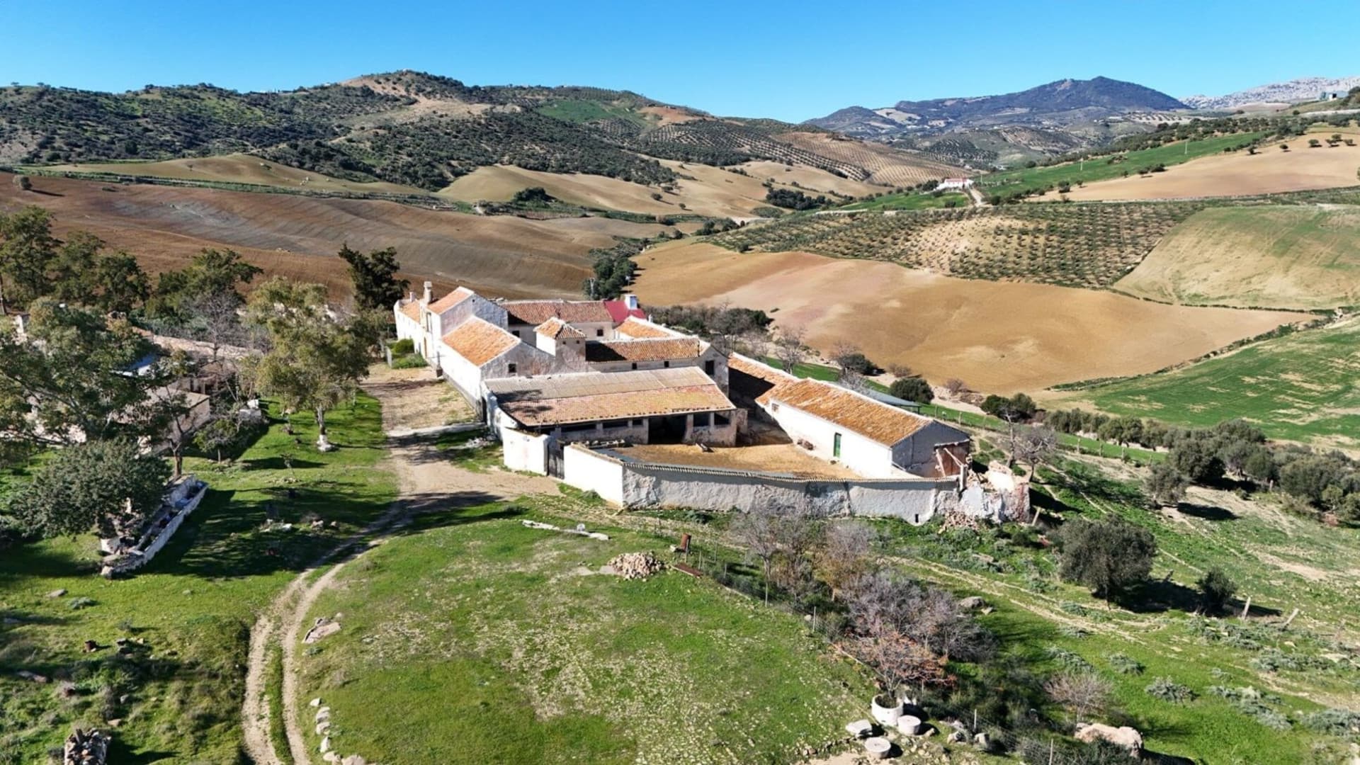 Just 40 minutes from Malaga capital, this rustic estate represents an investment opportunity. With direct access from A-45 and AP-46, the property has 47 hectares of land of very high quality calm work, very suitable for vineyards,