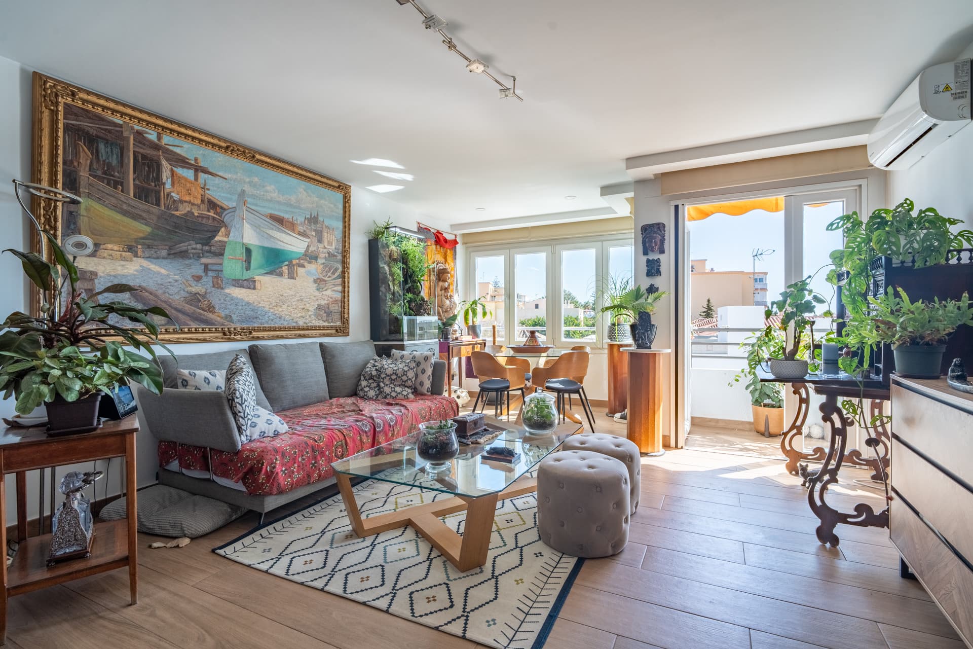 Discover this magnificent apartment in Pedregalejo, one of the most sought after areas of Malaga. With 4 spacious bedrooms and 2 full bathrooms, this home offers the perfect space for families or those looking for comfort and quality of life by the sea.