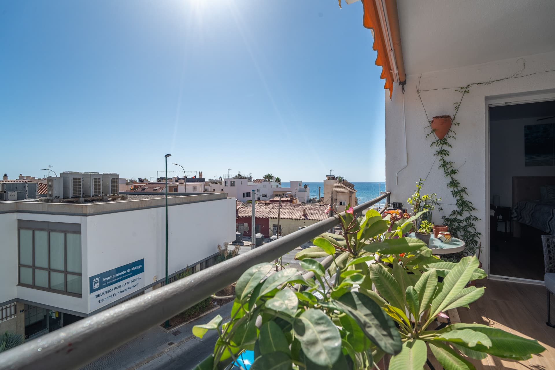 Upptäck denna magnifika lägenhet i Pedregalejo, ett av de mest önskade områdena i Málaga. Med 4 stora rum och 2 fulla badrum erbjuder detta hem det perfekta utrymmet för familjer eller de som söker komfort och livskvalitet vid havet.