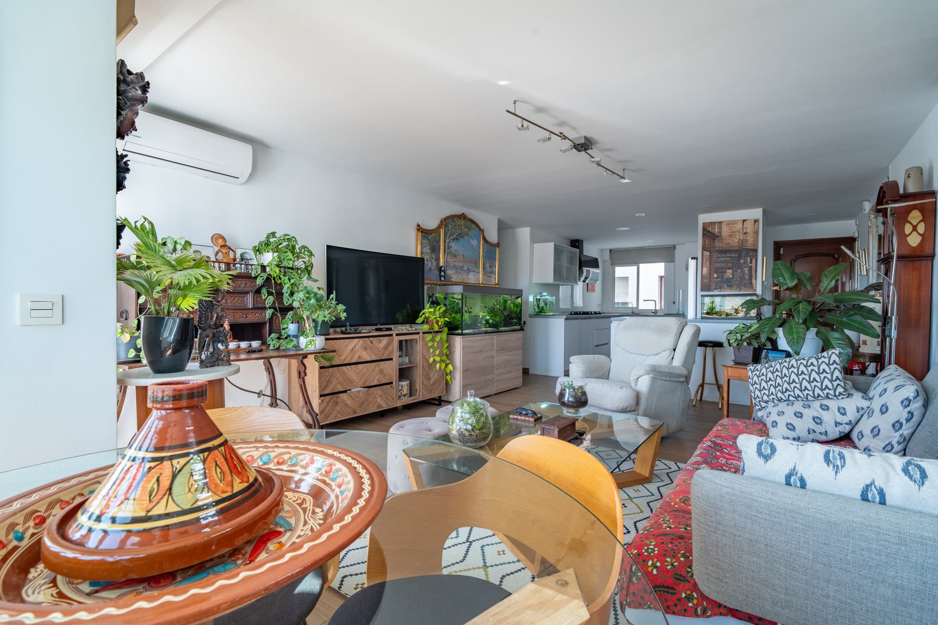 Upptäck denna magnifika lägenhet i Pedregalejo, ett av de mest önskade områdena i Málaga. Med 4 stora rum och 2 fulla badrum erbjuder detta hem det perfekta utrymmet för familjer eller de som söker komfort och livskvalitet vid havet.