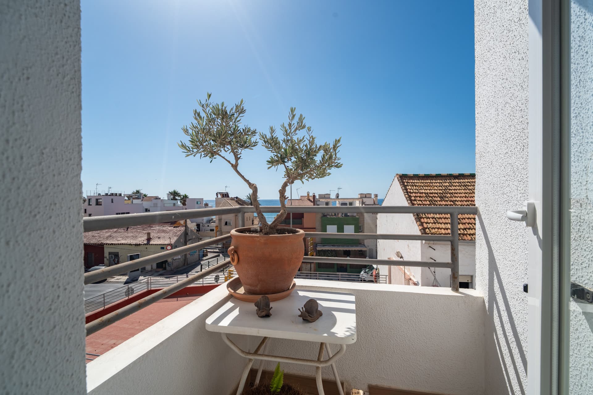 Upptäck denna magnifika lägenhet i Pedregalejo, ett av de mest önskade områdena i Málaga. Med 4 stora rum och 2 fulla badrum erbjuder detta hem det perfekta utrymmet för familjer eller de som söker komfort och livskvalitet vid havet.