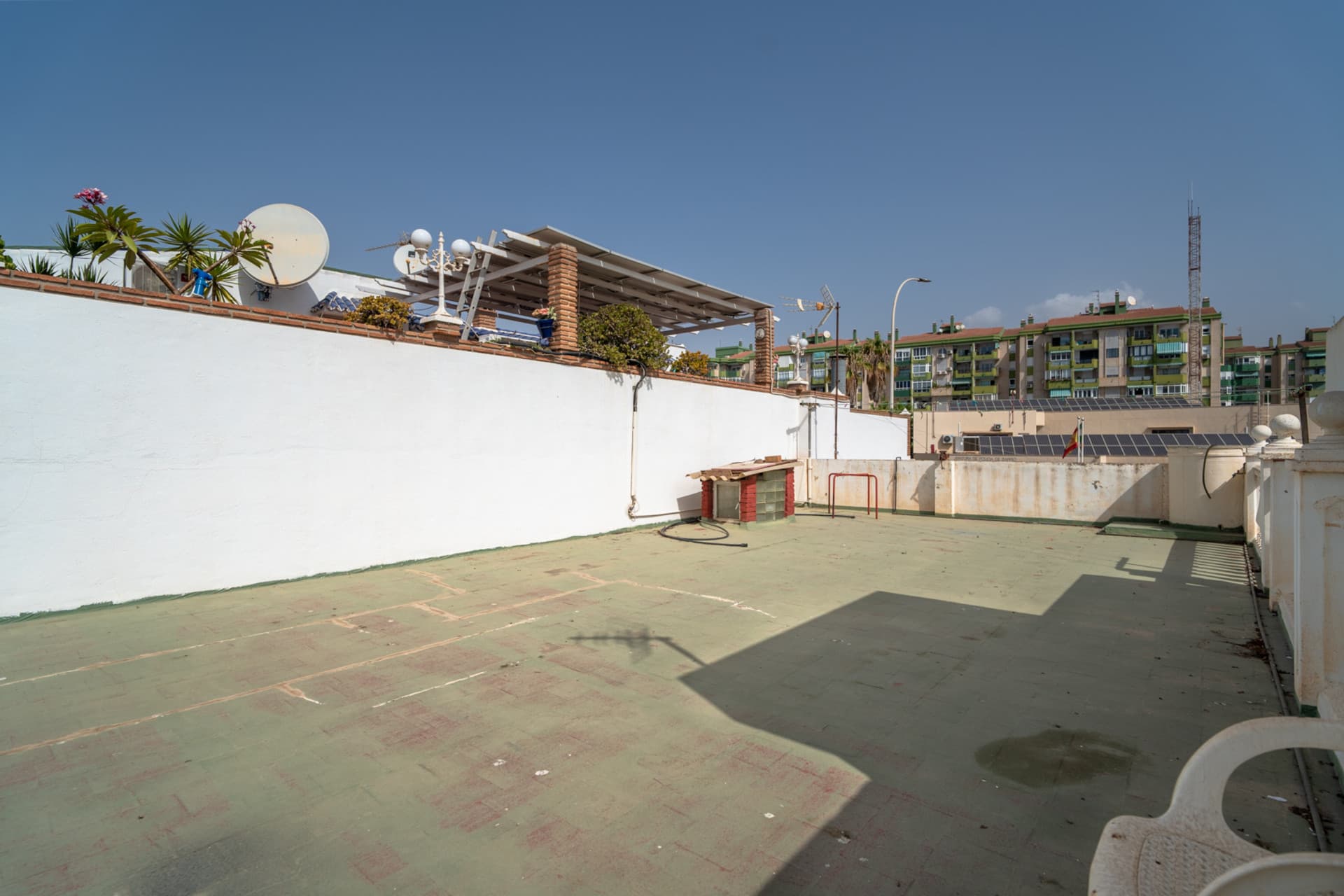 In the heart of El Palo, one of the most authentic and demanded areas of Malaga, is this unique property that breathes the sea charm of the city. Surrounded by traditional chiringuitos and a relaxed lifestyle by the sea.