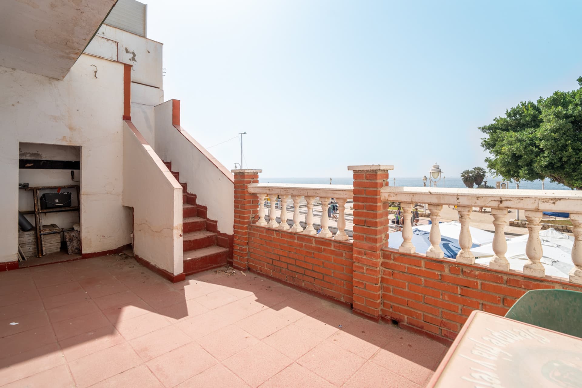 In the heart of El Palo, one of the most authentic and demanded areas of Malaga, is this unique property that breathes the sea charm of the city. Surrounded by traditional chiringuitos and a relaxed lifestyle by the sea.