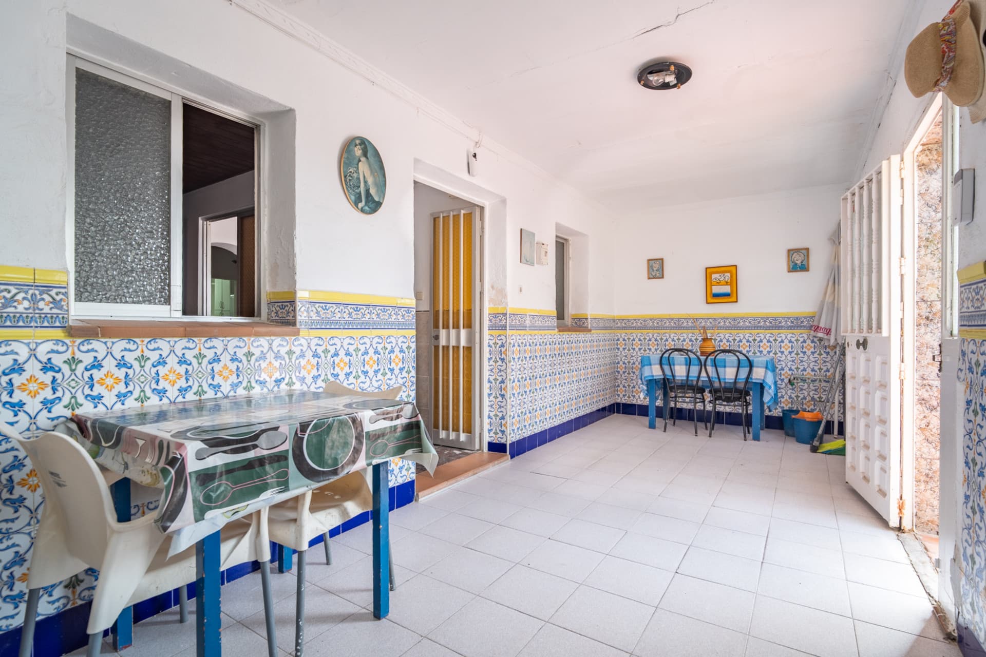 In the heart of El Palo, one of the most authentic and demanded areas of Malaga, is this unique property that breathes the sea charm of the city. Surrounded by traditional chiringuitos and a relaxed lifestyle by the sea.