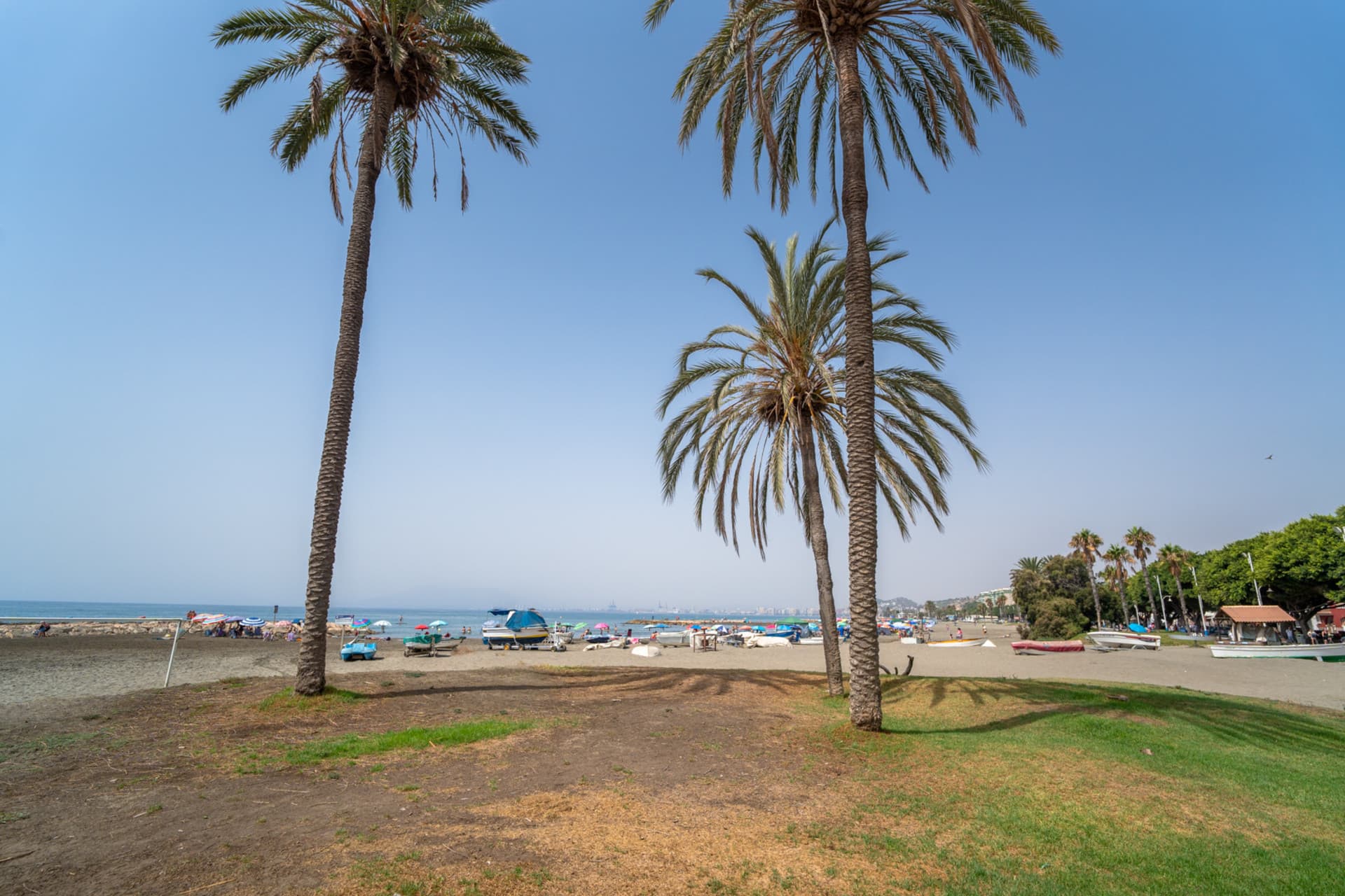 In the heart of El Palo, one of the most authentic and demanded areas of Malaga, is this unique property that breathes the sea charm of the city. Surrounded by traditional chiringuitos and a relaxed lifestyle by the sea.
