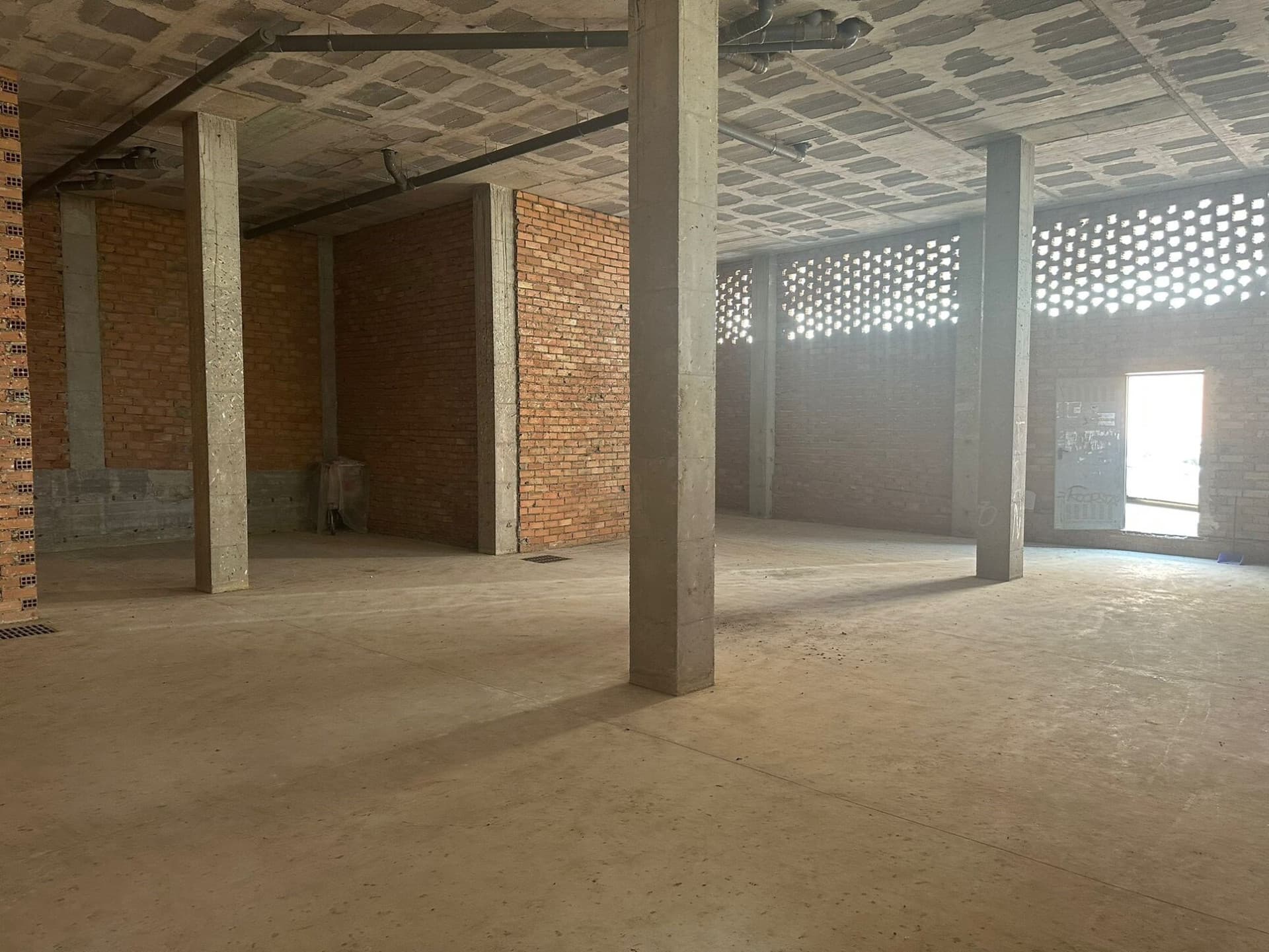 We present this commercial place in the corner, with unbeatable visibility, located just a minute walk from the Alhaurín de la Torre Health Center. This privileged location guarantees a constant flow of people, making it a