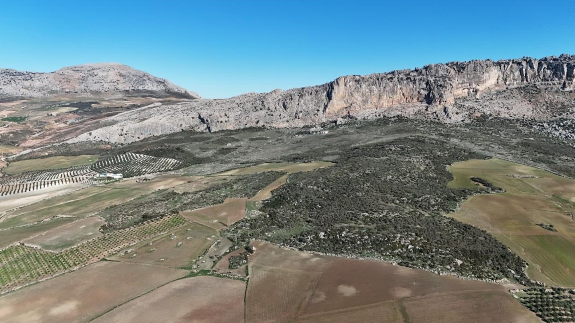 Just forty minutes from Malaga capital and the airport, this farm of 106 hectares is located in a natural environment of great beauty, 920 meters above sea level. Located on the slopes of the Torcal Natural Park, this property
