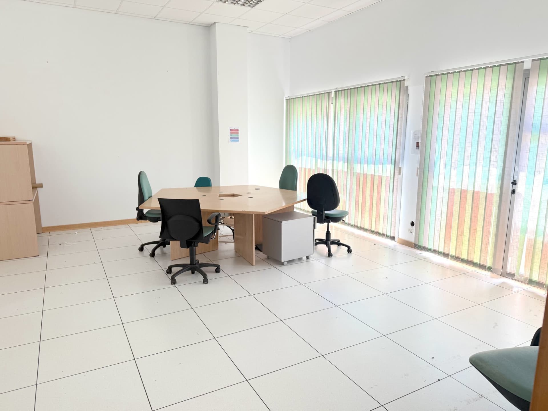 Discover this excellent investment opportunity in the heart of the Technological Park. It is a set of offices that offers 493.55 m2 distributed in 15 versatile rooms, ideal for work teams, private offices or meeting areas.