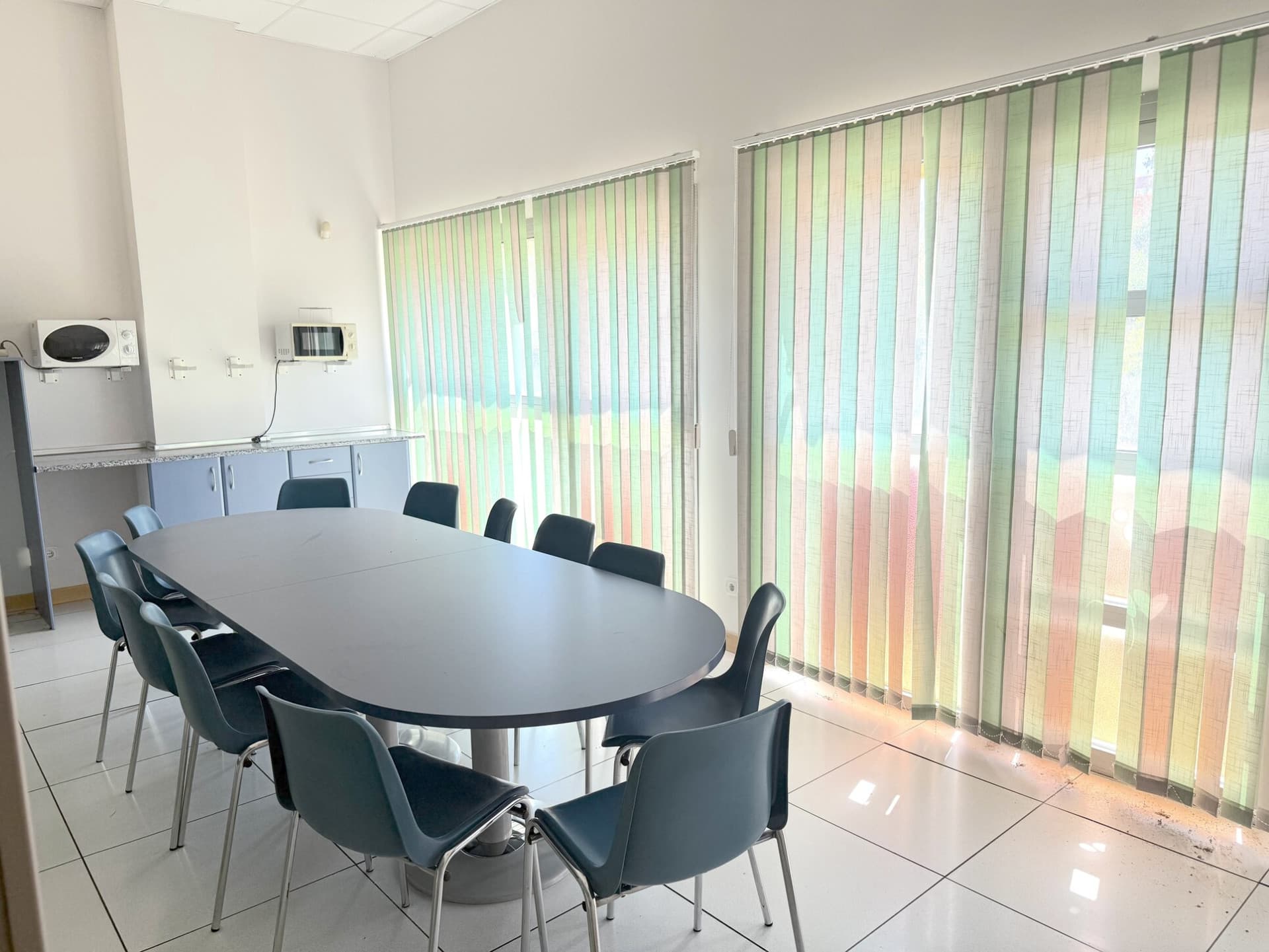 Discover this excellent investment opportunity in the heart of the Technological Park. It is a set of offices that offers 493.55 m2 distributed in 15 versatile rooms, ideal for work teams, private offices or meeting areas.