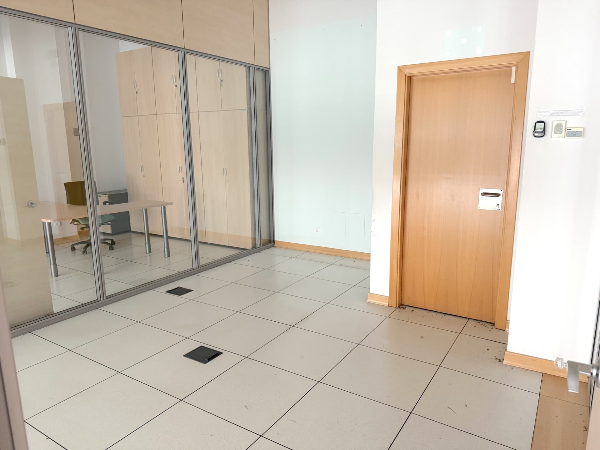 Discover this excellent investment opportunity in the heart of the Technological Park. It is a set of offices that offers 493.55 m2 distributed in 15 versatile rooms, ideal for work teams, private offices or meeting areas.
