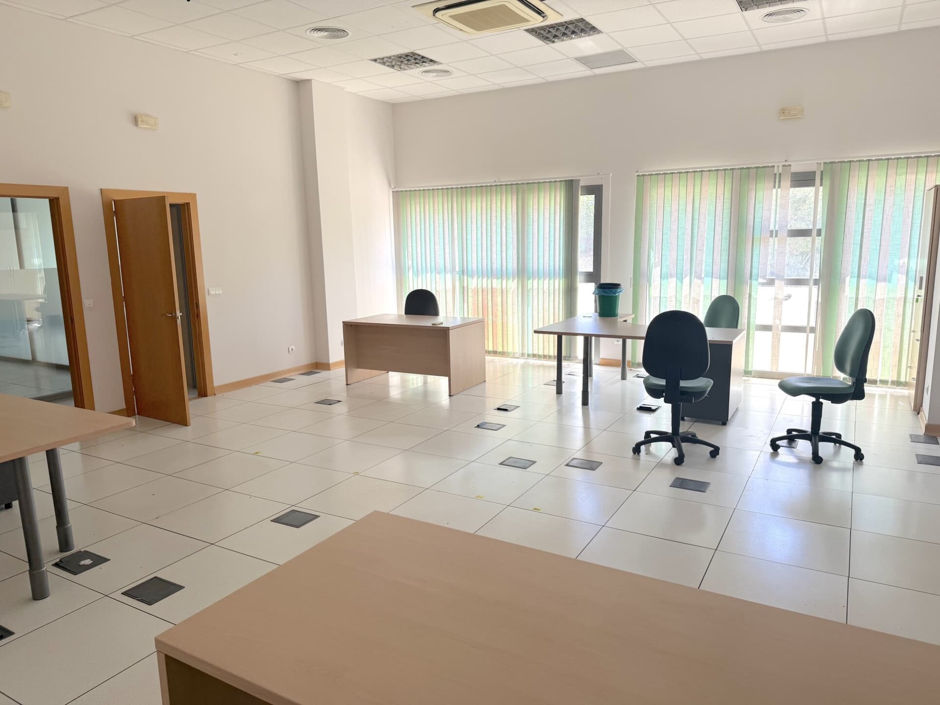 Discover this excellent investment opportunity in the heart of the Technological Park. It is a set of offices that offers 493.55 m2 distributed in 15 versatile rooms, ideal for work teams, private offices or meeting areas.