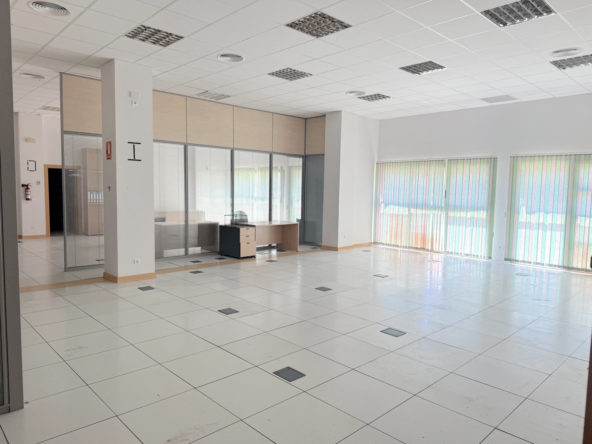 Discover this excellent investment opportunity in the heart of the Technological Park. It is a set of offices that offers 493.55 m2 distributed in 15 versatile rooms, ideal for work teams, private offices or meeting areas.