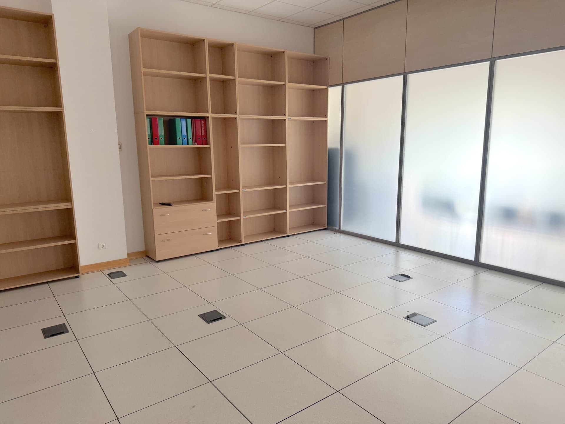 Discover this excellent investment opportunity in the heart of the Technological Park. It is a set of offices that offers 493.55 m2 distributed in 15 versatile rooms, ideal for work teams, private offices or meeting areas.
