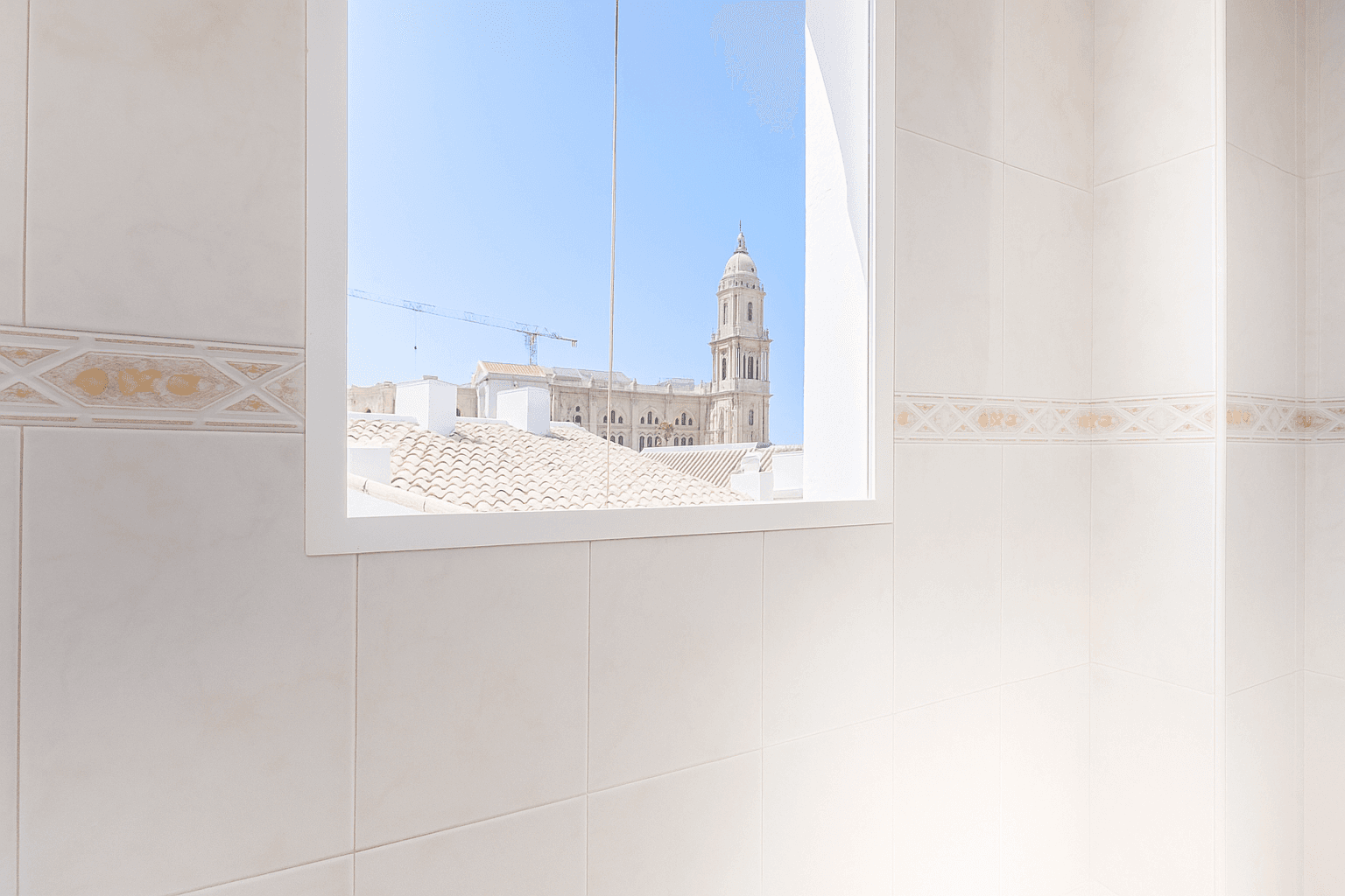 Vi presenterar denna lägenhet i en lugn fotgängare gatan från historiska centrum av Málaga, 77 m2 distribueras i lounge, oberoende kök, två sovrum och ett badrum. Från insidan har du direkt utsikt över katedralen och byggnaden