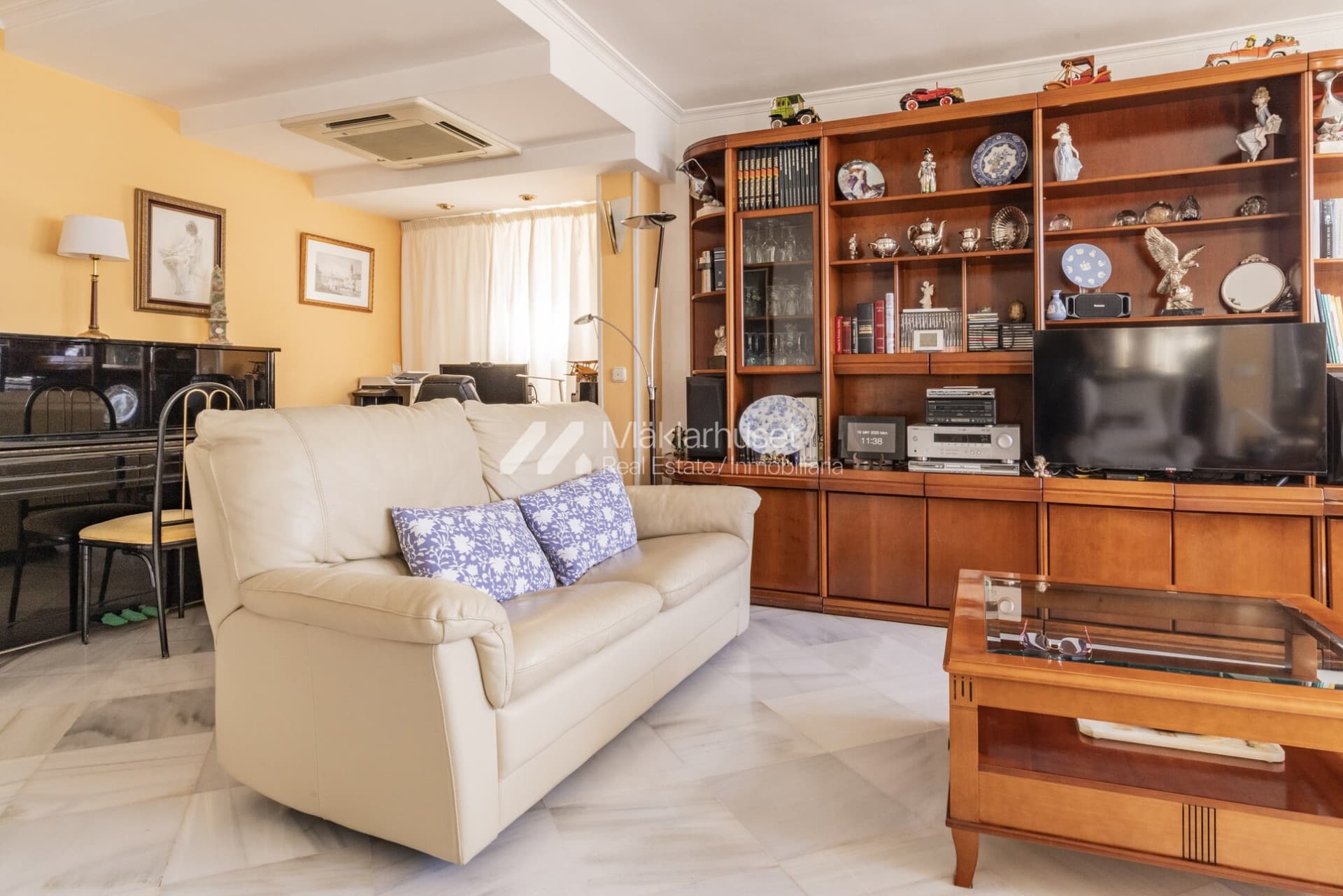 Located in one of the most sought after areas of Malaga, this spectacular house is located in the emblematic Paseo Marítimo Pablo Ruiz Picasso, 50 metres from the beach, offering unmatched views of the Mediterranean Sea.