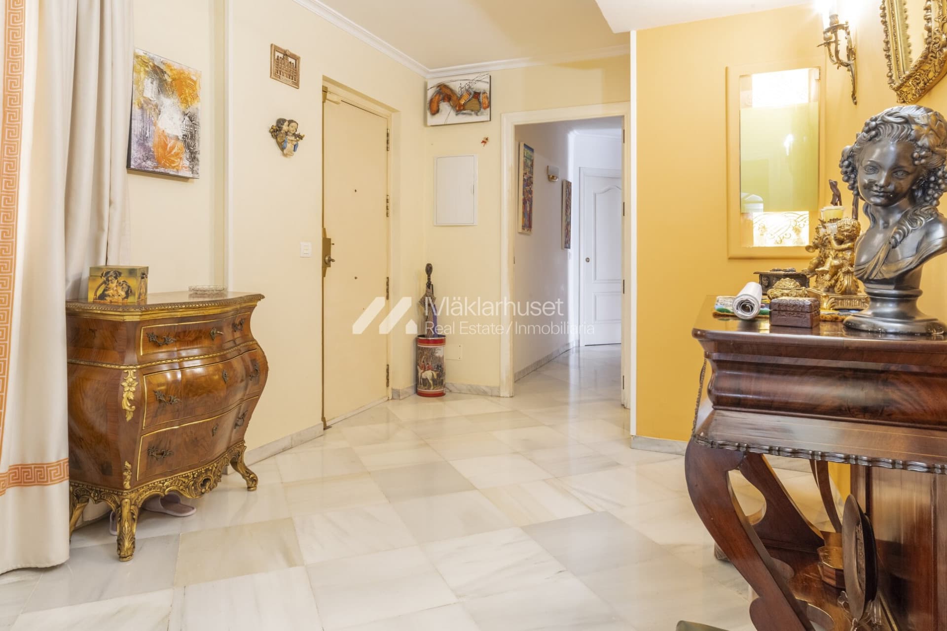 Located in one of the most sought after areas of Malaga, this spectacular house is located in the emblematic Paseo Marítimo Pablo Ruiz Picasso, 50 metres from the beach, offering unmatched views of the Mediterranean Sea.