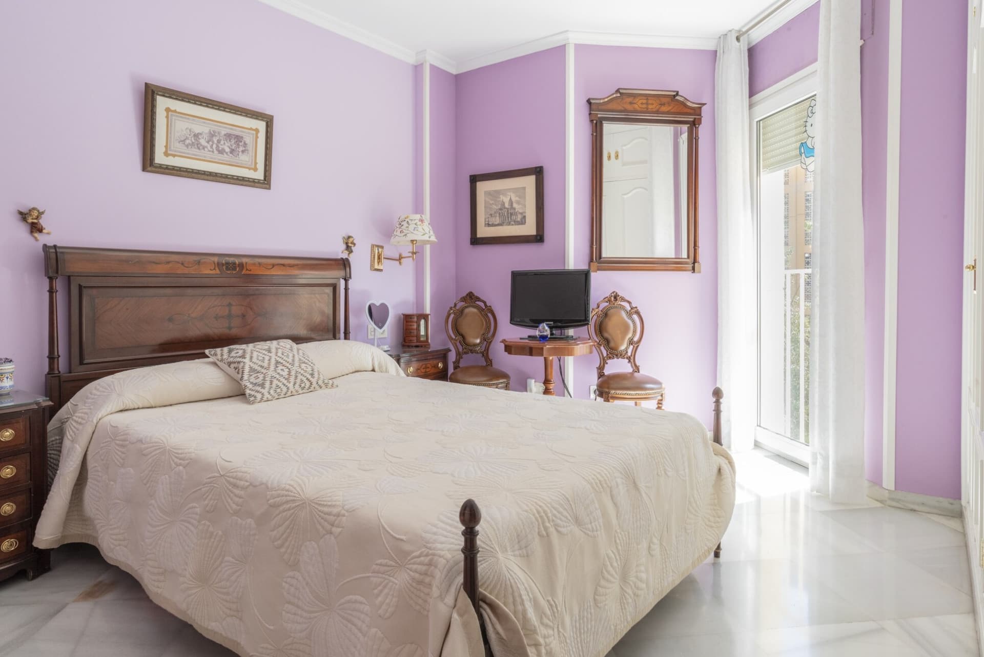 Located in one of the most sought after areas of Malaga, this spectacular house is located in the emblematic Paseo Marítimo Pablo Ruiz Picasso, 50 metres from the beach, offering unmatched views of the Mediterranean Sea.