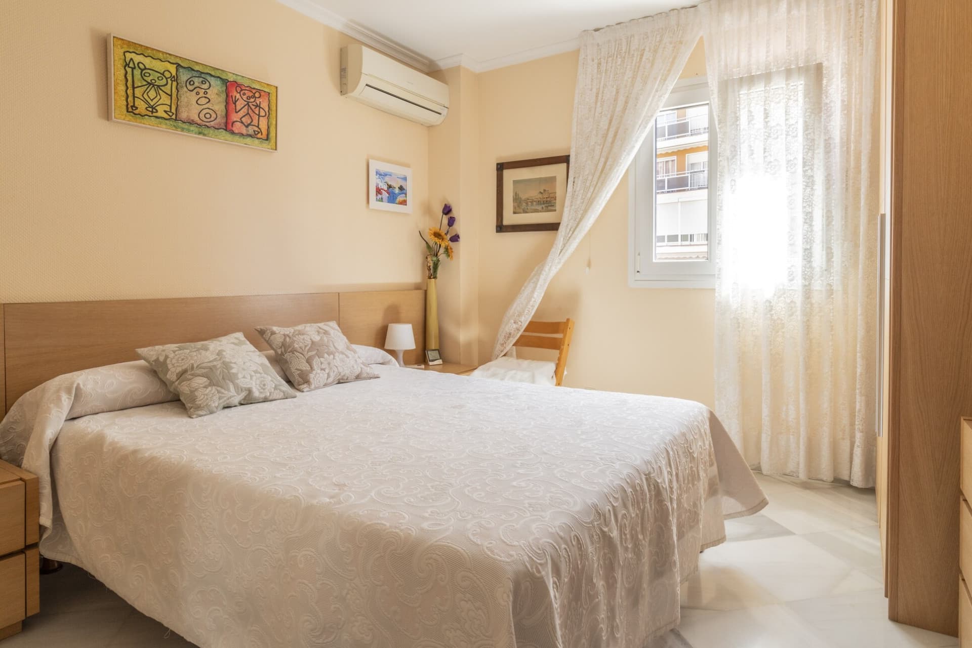 Located in one of the most sought after areas of Malaga, this spectacular house is located in the emblematic Paseo Marítimo Pablo Ruiz Picasso, 50 metres from the beach, offering unmatched views of the Mediterranean Sea.