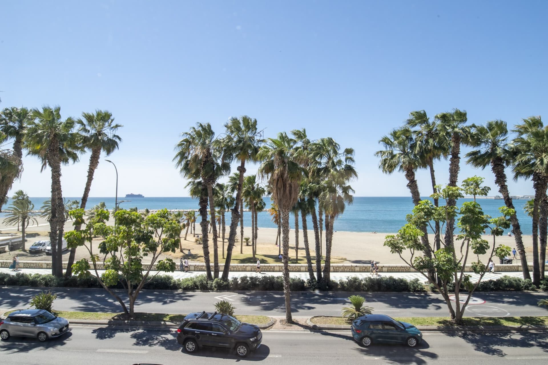 Located in one of the most sought after areas of Malaga, this spectacular house is located in the emblematic Paseo Marítimo Pablo Ruiz Picasso, 50 metres from the beach, offering unmatched views of the Mediterranean Sea.