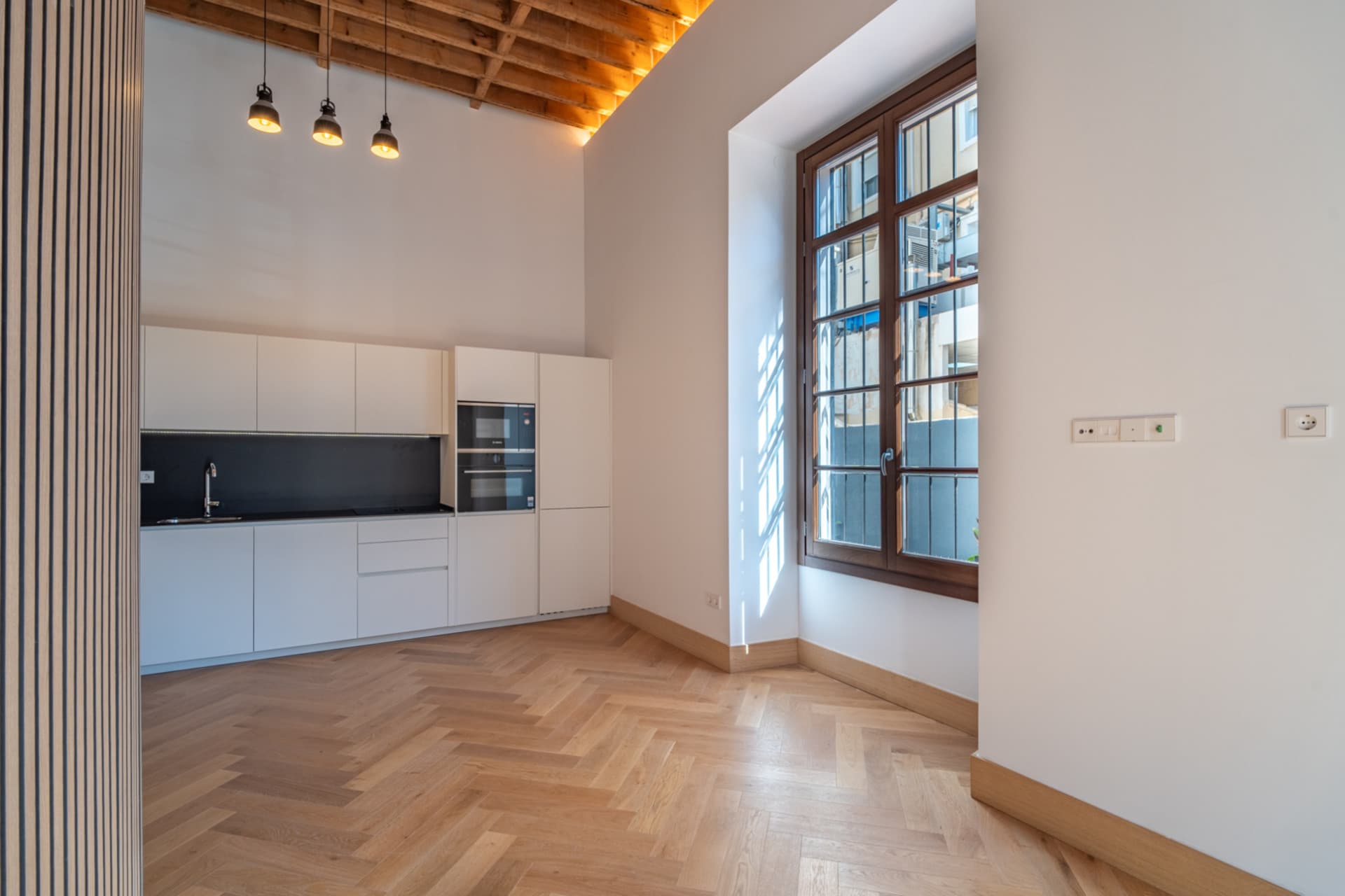 We present an exclusive two bedroom and two bathroom apartment located in one of the most distinguished promotions in Malaga.