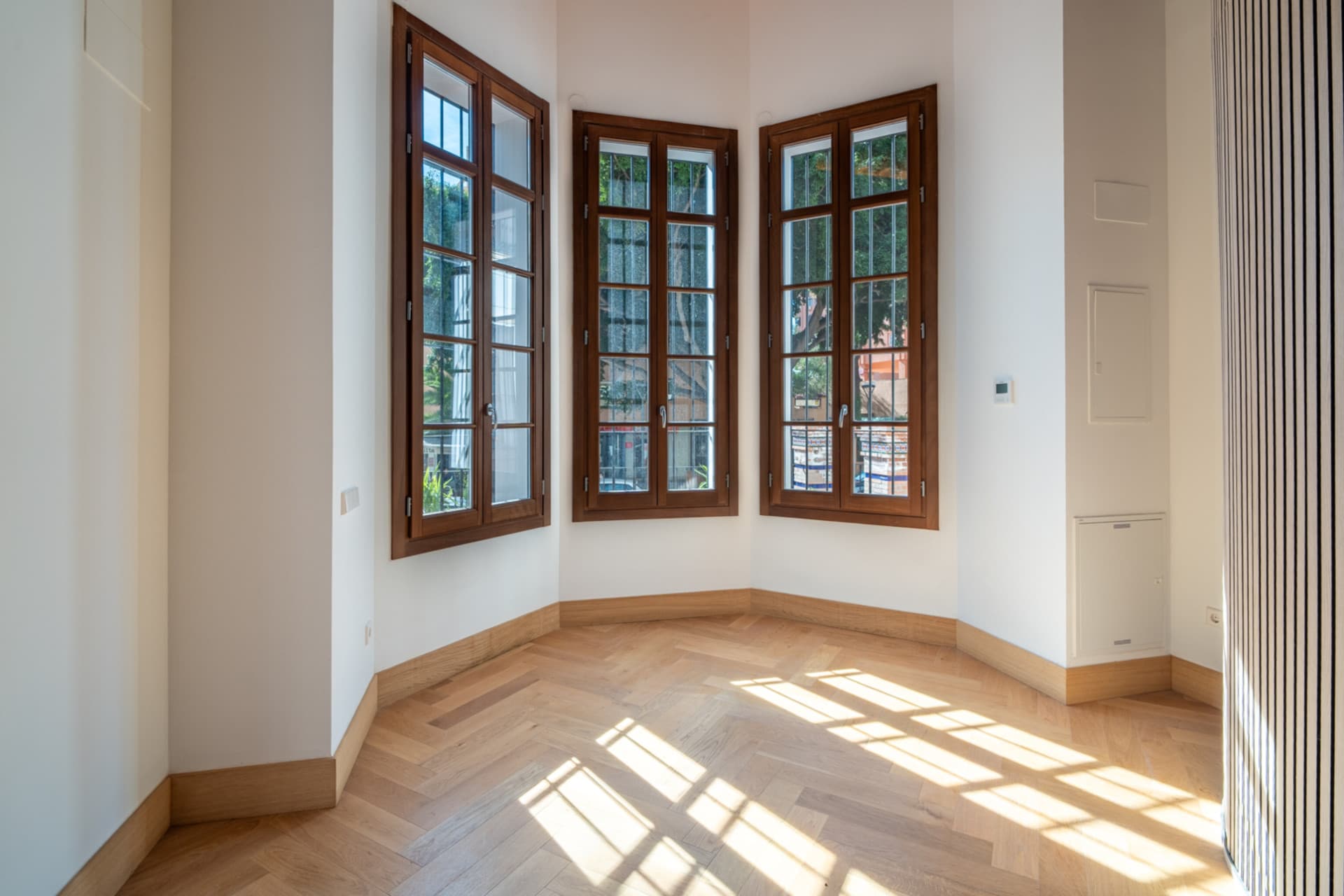 We present an exclusive two bedroom and two bathroom apartment located in one of the most distinguished promotions in Malaga.
