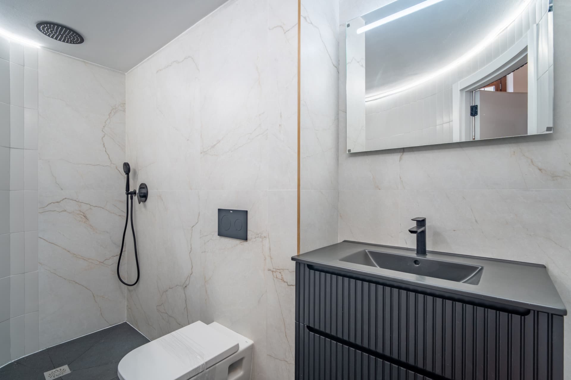 We present an exclusive two bedroom and two bathroom apartment located in one of the most distinguished promotions in Malaga.