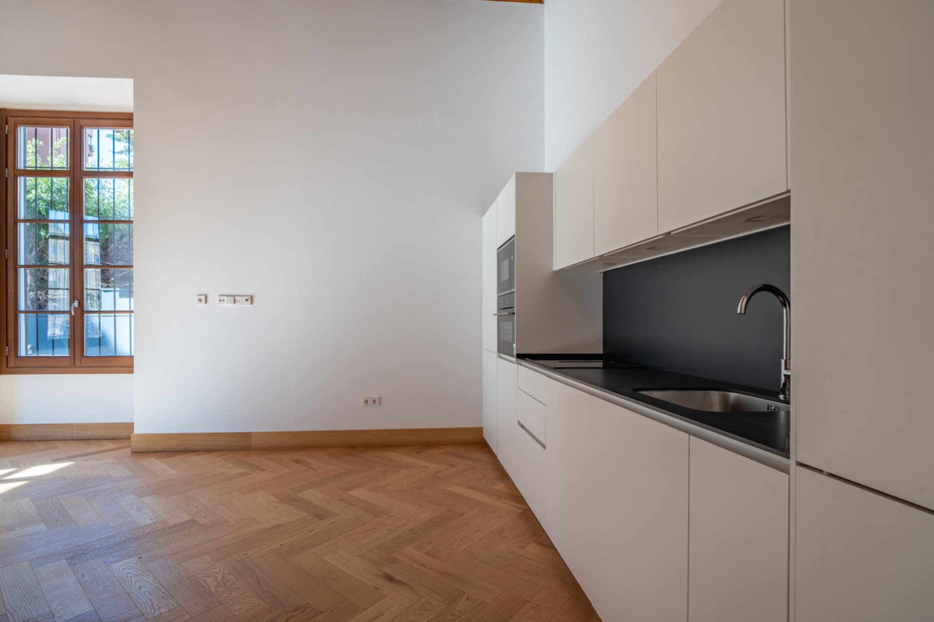 We present an exclusive two bedroom and two bathroom apartment located in one of the most distinguished promotions in Malaga.