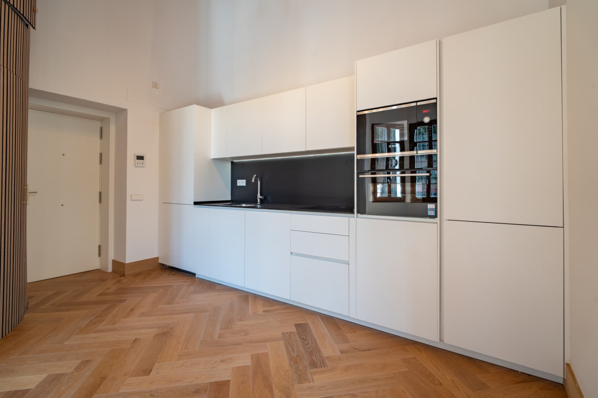 We present an exclusive two bedroom and two bathroom apartment located in one of the most distinguished promotions in Malaga.