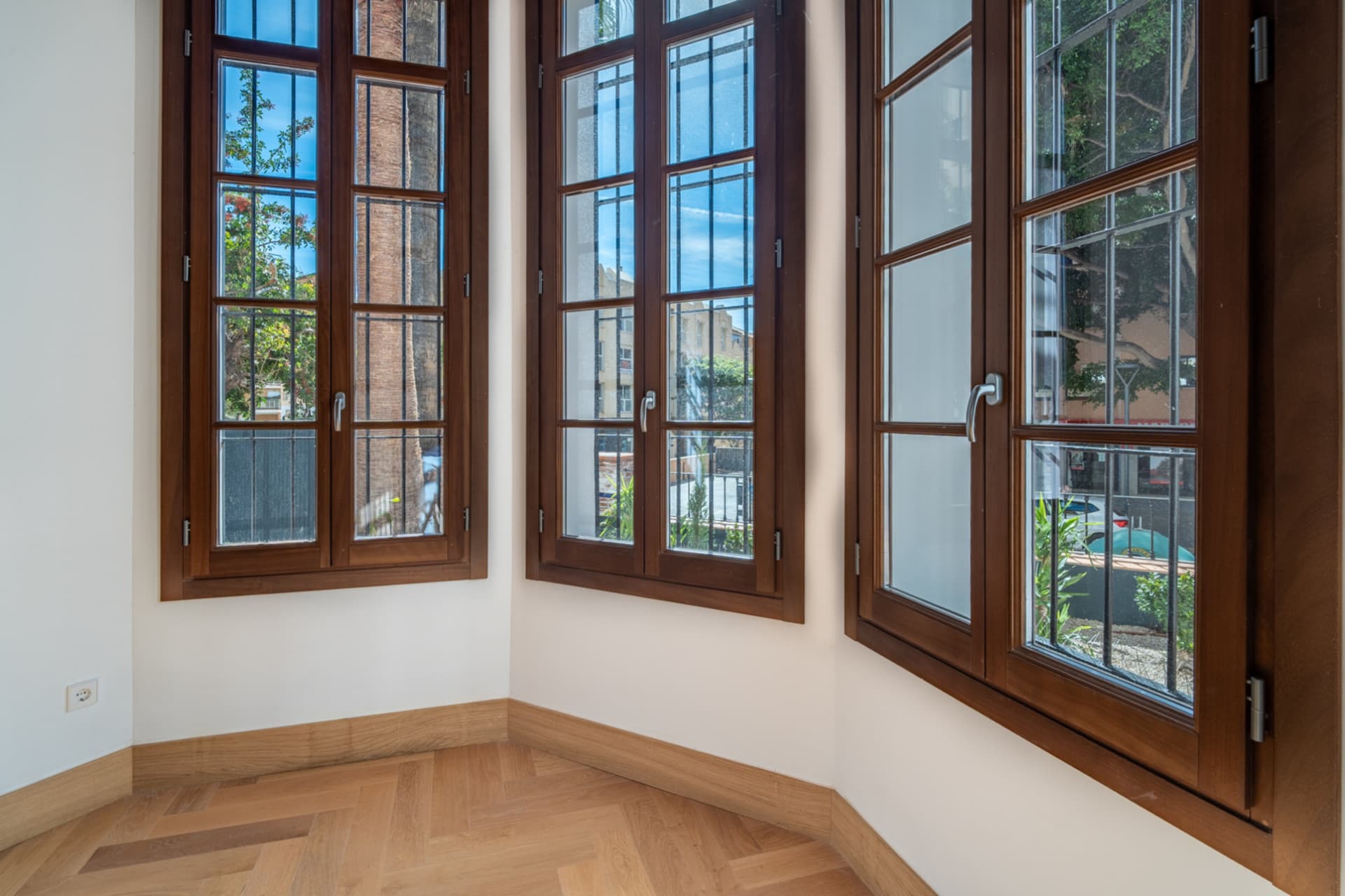 We present an exclusive two bedroom and two bathroom apartment located in one of the most distinguished promotions in Malaga.
