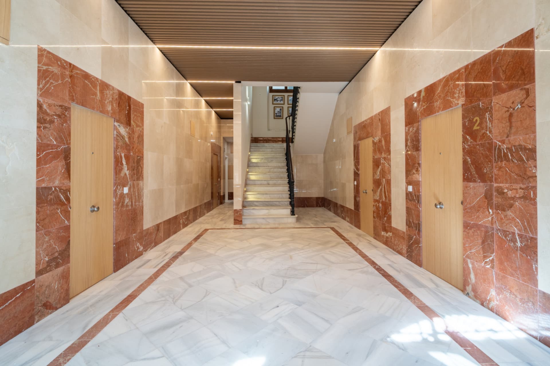 We present an exclusive two bedroom and two bathroom apartment located in one of the most distinguished promotions in Malaga.