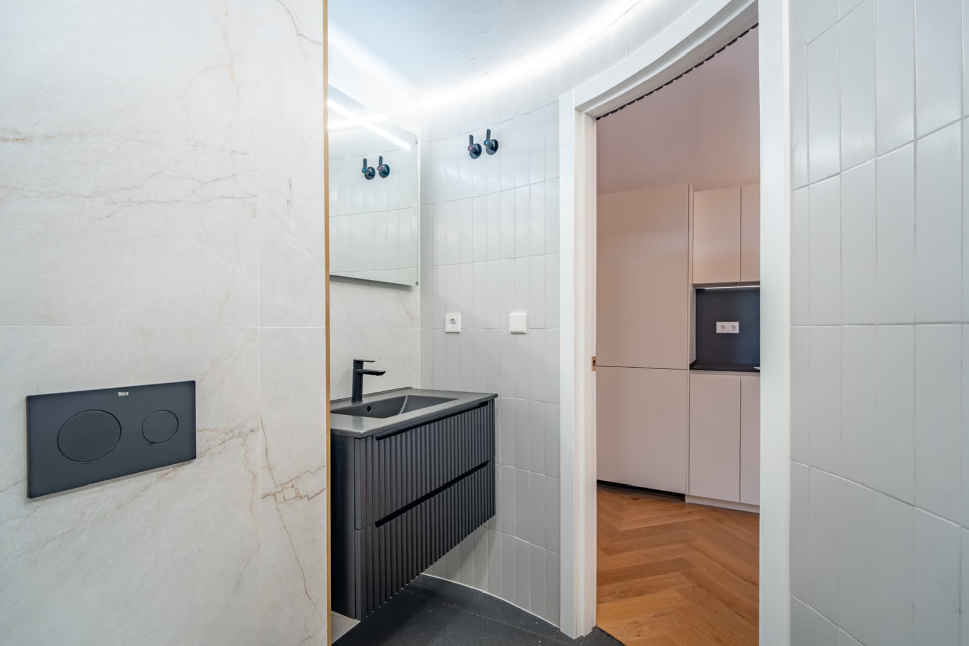 We present an exclusive two bedroom and two bathroom apartment located in one of the most distinguished promotions in Malaga.