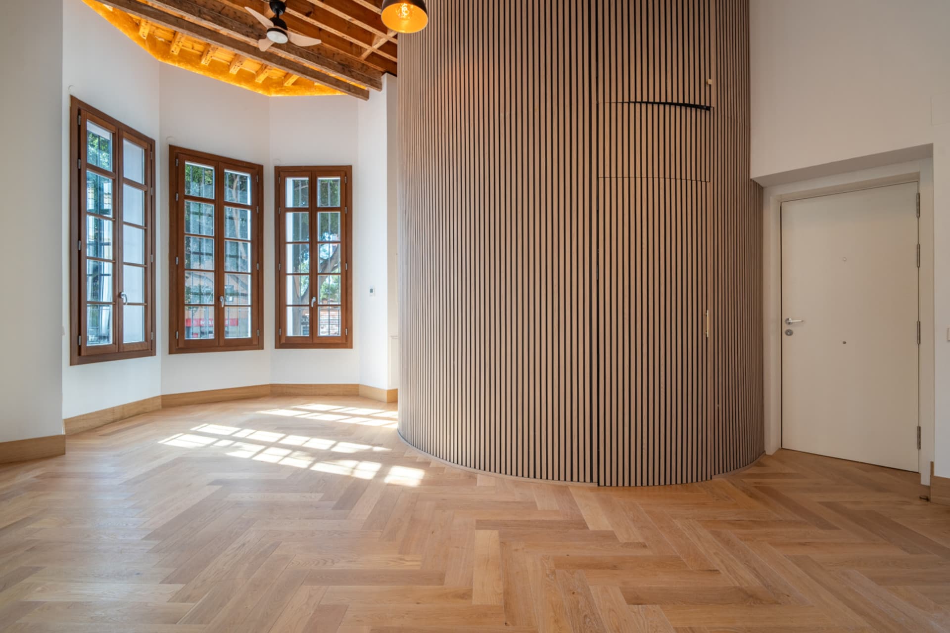 We present an exclusive two bedroom and two bathroom apartment located in one of the most distinguished promotions in Malaga.