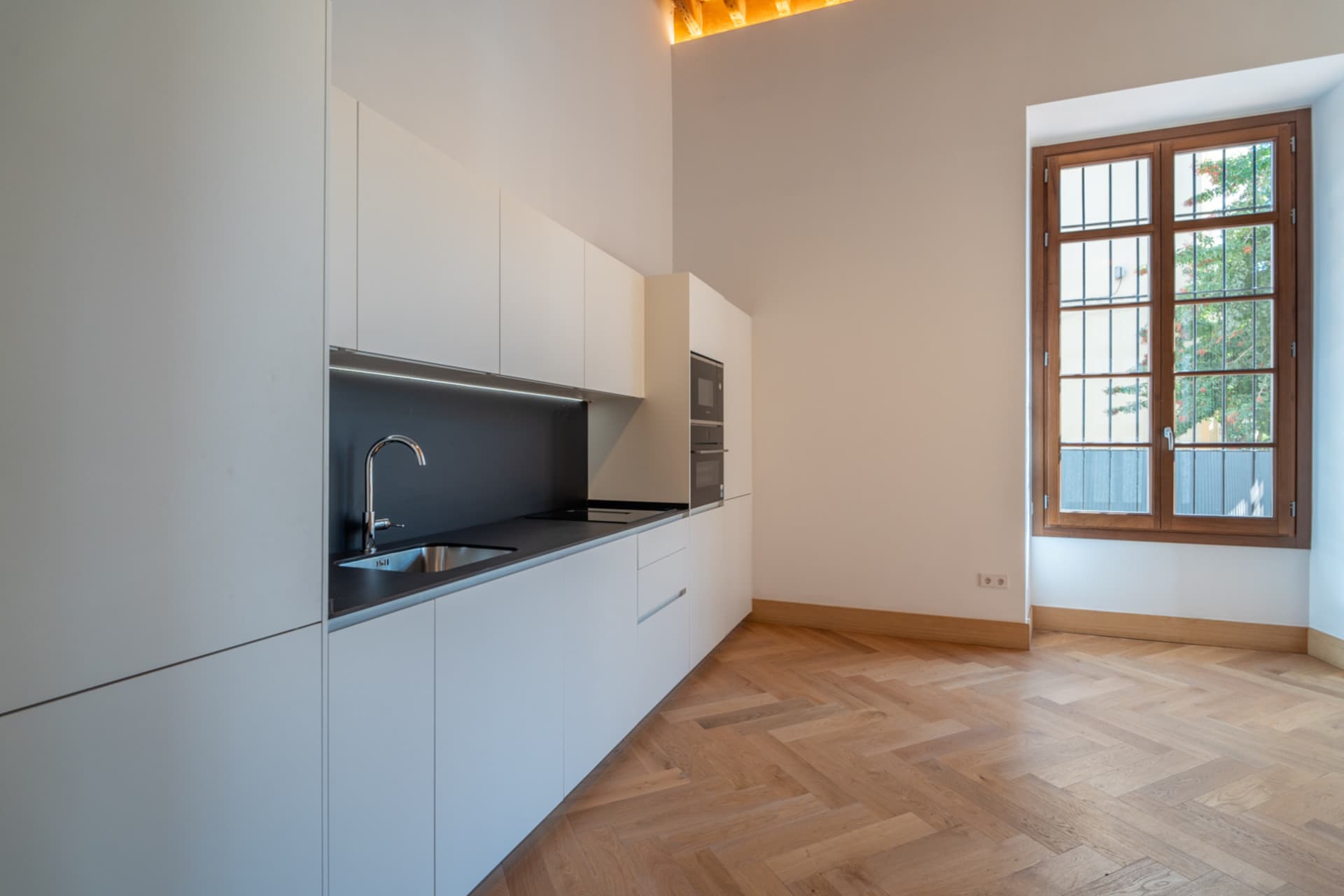 We present an exclusive two bedroom and two bathroom apartment located in one of the most distinguished promotions in Malaga.