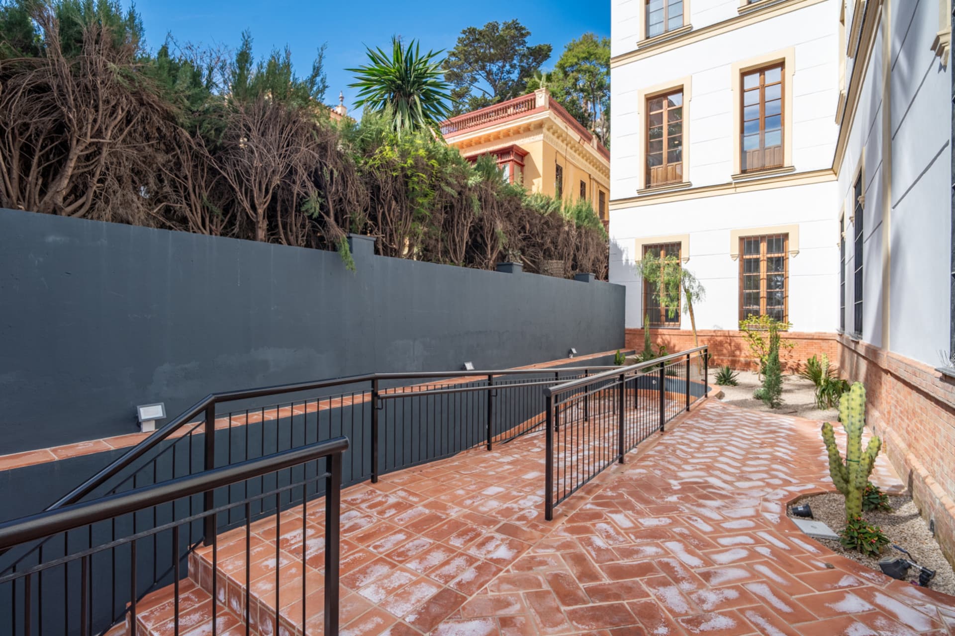 We present an exclusive two bedroom and two bathroom apartment located in one of the most distinguished promotions in Malaga.