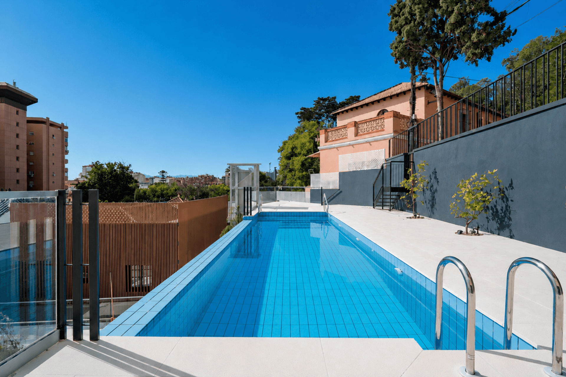 We present an exclusive two bedroom and two bathroom apartment located in one of the most distinguished promotions in Malaga.