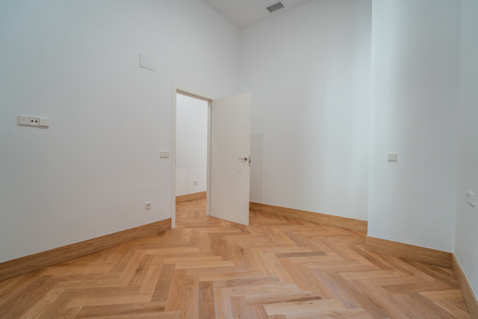 We present an exclusive studio with full bathroom, located in one of the most prestigious promotions in Malaga.